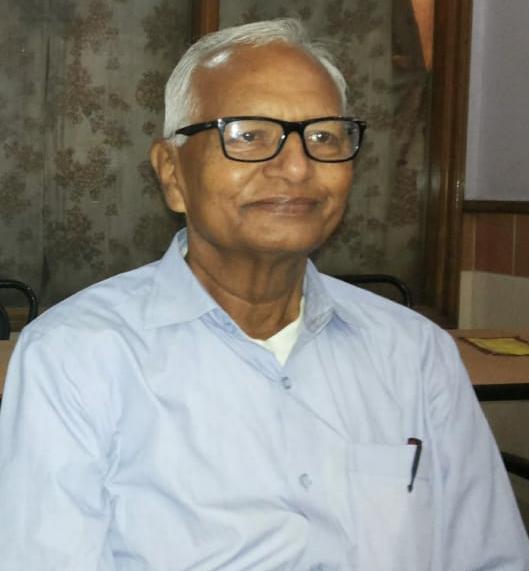 जौनपुर। पूर्वांचल विश्वविद्यालय के प्रथम डिलीट उपाधि धारक थे। मंगलवार को पूर्व प्राचार्य डॉ. लाल साहब सिंह का एक निजी अस्पताल में निधन हो गया वे 80 वर्ष के थे और लंबे समय से बीमार चल रहे थे जौनपुर के ग्राम गोरा गजेंद्रपुर में एक गरीब परिवार में इनका जन्म 5 जुलाई 1940 को हुआ था। 1965 में डॉक्टर साहब के लिए मुंबई यूनिवर्सिटी में टॉप किया था 1972 में टीडी कॉलेज में प्राध्यापक रहे और 1975 से 30 जून 2001 तक सल्तनत बहादुर पीजी कॉलेज बदलापुर के प्राचार्य रहे। डॉक्टर लाल साहब सिंह वीर बहादुर सिंह पूर्वांचल यूनिवर्सिटी के प्रथम डिलीट उपाधि धारक भी रहे। अपने कार्यकाल के दौरान भारत सरकार की तरफ से मॉरीशस में भोजपुरी भाषा का नेतृत्व किया और अपने जीवन काल में दो दर्जन से ज्यादा पुस्तकें लिखी और 50 से ज्यादा लेख अंतर्राष्ट्रीय पत्र—पत्रिकाओं में प्रकाशित हुए। वीर बहादुर सिंह पूर्वांचल विश्वविद्यालय में प्राचार्य परिषद के सदस्य व लगभग सभी कमेटियों में शामिल रहे। विश्वविद्यालय के हर कार्यक्रम में व संचालन करते दिखाई देते थे। स्व. डॉक्टर साहब सिंह अपने पीछे भरा पूरा परिवार छोड़कर गए तीन पुत्रो में डॉ. अनिल सिंह शंभूगंज में प्रधानाचार्य है। डॉक्टर विजय कुमार सिंह तिलकधारी महाविद्यालय में एसोसिएट प्रोफेसर व पूर्वांचल शिक्षक संघ के अध्यक्ष है तीसरे पुत्र डॉ. अरुण कुमार सिंह स्विस बैंक पुणे में अधिकारी हैं। डॉ. लाल साहब सिंह के निधन की जानकारी होते हैं उनके निवास राज कॉलोनी पर तिलकधारी महाविद्यालय के प्रबंधक अशोक सिंह, डॉ. समर बहादुर सिंह, डॉ. अब्दुल कादिर खान, डॉ. राजीव प्रकाश सिंह, डॉ. राहुल सिंह महामंत्री, डॉ. शैलेंद्र सिंह, डॉ. जितेश सिंह, डॉ. सिद्धार्थ सिंह समेत तमाम शिक्षक समुदाय का तांता लग गया। दाह संस्कार वाराणसी के मणिकर्णिका घाट पर हुआ मुखाग्नि मझले पुत्र डॉक्टर विजय प्रताप सिंह ने दिया।