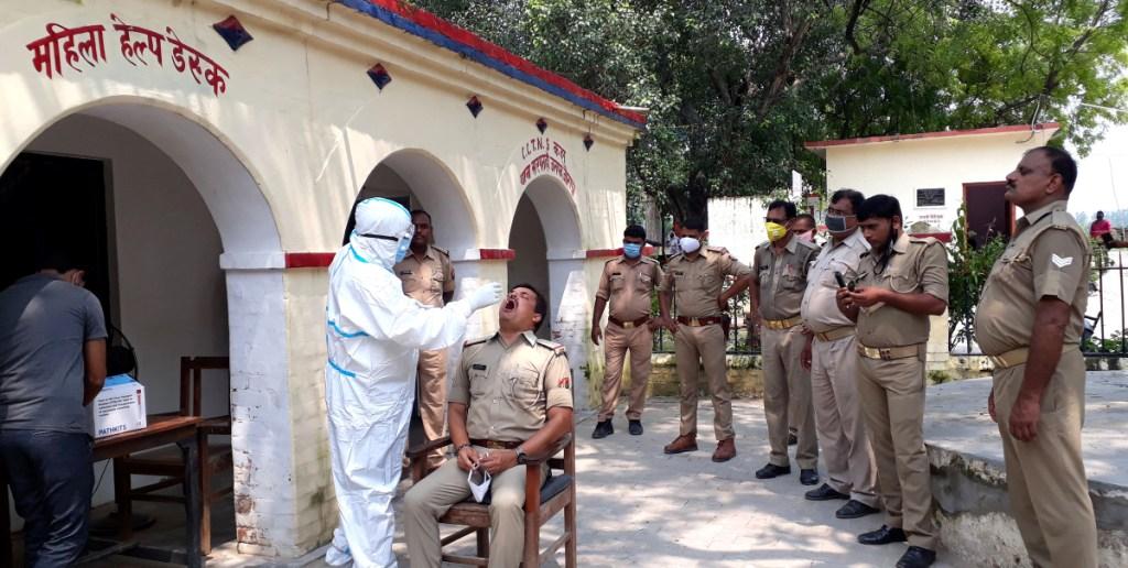 सुइथाकला, जौनपुर। सामुदायिक स्वास्थ्य केन्द्र सुइथाकला की स्वास्थ्य टीम ने कोविद-19 की जांच के लिए 54 लोगों की सेम्पलिंग की। डा. राघवेन्द्र शुक्ला के संयोजन में स्वास्थ्य टीम ने शनिवार को प्रभारी निरीक्षक पंकज पाण्डेय समेत समस्त वरिष्ठ उपनिरीक्षक, उपनिरीक्षक, हेड कांस्टेबल, आरक्षी आदि लोगों की कोरोना वायरस संक्रमण की जांच लिए नमूने लिया। अब सभी को जांच रिपोर्ट का बेसब्री से इंतजार है। गौरतलब है कि जनपद के पुलिसकर्मियों की हो रही जांच के अनुक्रम में अभी तक स्थानीय थाने पर कोविद-19 की सेम्पलिंग नहीं हुई थी। सेम्पलिंग की व्यवस्था से पुलिसकर्मियों में खुशी है वहीं दूसरी ओर आने वाली रिपोर्ट को लेकर बेचौनी भी है। चिकित्सा अधीक्षक डा. एसपी यादव ने बताया कि सरपतहां थाने से 54 लोगों के नमूने जांच हेतु वाराणसी भेजा गया है जिसकी रिपोर्ट पांच दिनों तक आ जायेगी। सेम्पलिंग के दौरान फार्मासिस्ट दिलीप श्रीवास्तव, राकेश मिश्र, लैब असिस्टेंट मनोज दूबे, वार्ड ब्वाय रितेश राय आदि मौजूद रहे।
