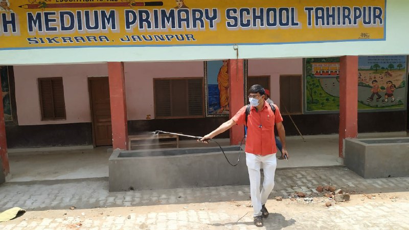 Saurabh Singh सिकरारा, जौनपुर। स्थानीय क्षेत्र के प्राथमिक विद्यालय ताहिरपुर को प्राथमिक शिक्षक संघ के जिलाध्यक्ष एवं प्रधानाध्यापक अमित सिंह ने ताहिरपुर में बढ़ते मरीजों की संख्या को देखते हुए पूरे विद्यालय में छिड़काव किया। बता दें कि प्राथमिक विद्यालय इंग्लिश मीडियम स्कूल है। ये विद्यालय जिले का सबसे अच्छा विद्यालय माना जाता है। बातचीत के दौरान श्री सिंह ने बताया कि विद्यालय की सेवा ही हमारा सबसे बड़ा कर्तब्य है। शिक्षक हित की लड़ाई के लिए हमेशा खड़ा रहूंगा। शिक्षक का सबसे बड़ा कर्तव्य है बच्चों को पूरी तरह शिक्षित करना और विद्यालय के वातावरण को सही बनाये रखना। साथ ही साफ सफाई का भी पूरा ध्यान रखना हमारी जिम्मेदारी है।