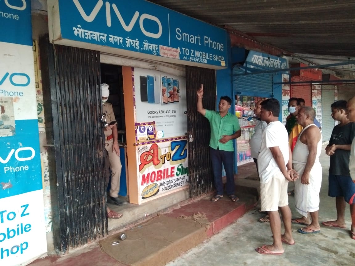 मीरगंज, जौनपुर। स्थानीय थाना क्षेत्र स्थित जंघई कालोनी में शटर का ताला काटकर चोर 6 लाख रुपये के मोबाइल उठा ले गए। मौके पर पहुंची मीरगंज पुलिस दुकान में लगी सीसीटीवी के फुटेज की जांच कर रही है। जंघई कालोनी निवासी अजय कुमार गुप्ता की गुप्ता स्टूडियो व बगल में ही ए टू जेड नाम से मोबाइल की दुकान है। प्रतिदिन की तरह वे बुधवार को भी दुकान बंद कर बगल में ही स्थित आवास पर सोने चले गए। रात में चोर उनकी दुकान के शटर में लगा ताला काटकर अंदर घुस गए और कीमती एंड्रॉयड मोबाइल उठा ले गए। सुबह जानकारी होते ही उसने मीरगंज पुलिस को सूचना दी। मौके पर पहुंचे एच एस ओ राजेश कुमार, चौकी प्रभारी हरिनारायण पटेल ने घटना स्थल का निरीक्षण किया। दुकान में लगी सी सी टी वी फुटेज की जांच की। दुकानदार अजय कुमार गुप्ता ने बताया कि 6 लाख से अधिक रुपये का मोबाइल चोरी हुआ है। इस संबंध में एस आई हरिनारायण का कहना है कि जाँच की जा रही है।