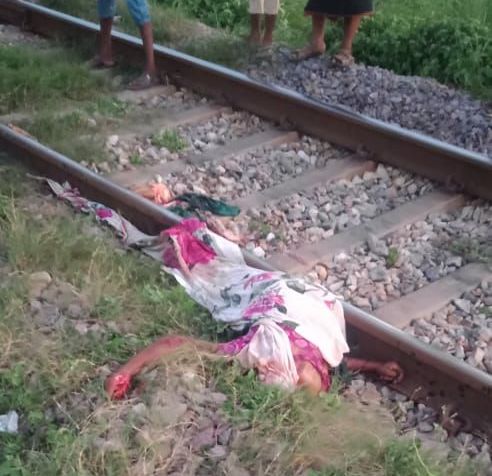 ट्रेन की चपेट में आने से महिला का सिर हुआ धड़ से अलग | #TEJASTODAY सिरकोनी, जौनपुर। वाराणसी-जौनपुर रेल प्रखंड के जलालपुर थाना क्षेत्र के अंतर्गत कोड़री रेलवे फाटक के पास ट्रेन से कटकर एक अज्ञात महिला की मौत हो गई। गेट मैन अनरजीत यादव द्वारा बताया गया कि रविवार को शाम करीब 6:20 बजे के आप पास एक अधेड़ महिला जिसकी उर्म लगभग 40 वर्षीय रही होगी। महिला रेलवे ट्रैक के पास बैठकर इधर—उधर कर रही थी। जैसे ही वाराणसी से जौनपुर की तरफ़ आ रही कपूल इंजन (डबल इंजन) कोड़री फाटक के समीप पोल नंबर 815/3 के समीप पहुंचा ही था कि महिला ने ट्रैक पर लेट गई और जब तक लोग कुछ समझ पाते तब तक महिला ट्रेन की चपेट में आकर कट गई। जिससे महिला का सर धड़ से अलग हो गया तथा एक पैर भी कट गया। महिला का शिनाख्त कराने का प्रयास किया गया लेकिन शिनाख्त नहीं हो पाई। सूचना पर पहुंची जलालपुर पुलिस ने शव को कब्जे में लेकर पोस्टमार्टम के लिए भेजा।