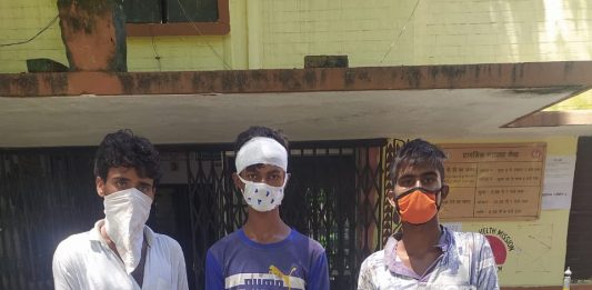 पुरानी रंजिश को लेकर मारपीट में तीन घायल | #TEJASTODAY सौरभ सिंह सिकरारा, जौनपुर। थाना क्षेत्र के बेलगहन गांव में शुक्रवार की रात दों पक्षो में हुई मारपीट में एक पक्ष के तीन लोग घायल हो गये, सभी घायलों के इलाज के बाद मिली तहरीर के आधार पर पुलिस ने दो के विरुद्ध मुकदमा दर्ज कर मामले की जांच में लग गई। उक्त गांव के पूर्व प्रधान विजय कुमार यादव उर्फ बबलू ने थाने पर तहरीर दी कि शुक्रवार रात्रि उनके पुत्र पम्पिंग सेट पर सोने जा रहे थे तभी पुरानी रंजिश को लेकर गांव के भारत यादव व सन्तोष यादव उसे धारदार हथियार से सिर पर हमला कर दिए और तमंचा लहराते हुए जान से मारने की कोशिश की। मौके पर धान के खेत की सिचाई कर रहा मेरा नाती विवेक यादव ने बीच बचाव की कोशिश की तो उसे भी मारे पीटे जिससे उसे भी चोट लगी। उक्त मामले की शिकायत करने हम लोग थाने पर पहुंचे तो उपरोक्त मनबढो ने मेरे रिश्तेदार के लड़के सूरज यादव पुत्र राम सजीवन यादव निवासी रीठी को भी मारे पीटे जिससे तीनों को चोट लगी। पुलिस तीनो घायलों का मेडिकल कराने के पश्चात दो के विरुद्ध धारा 323, 324, 325, 504, 506, 188, आईपीसी के तहत नामजद मुकदमा दर्ज कर मामले की तफशीष में लग गई है।