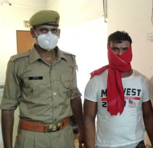 इनामी आरोपित चढ़ा पुलिस के हत्थे | #TEJASTODAY चंदन अग्रहरि शाहगंज, जौनपुर (टीटीएन) 08 अगस्त। स्थानीय कोतवाली क्षेत्र अंतर्गत बड़ागांव में 25 हजार का इनामिया आरोपित को कोतवाली पुलिस ने मुखबिरकी सूचना पर गिरफ्तार कर लिया। पुलिस के अनुसार क्षेत्र के बड़ागांव निवासी झिनक पुत्र स्वर्गीय मोहम्मद मोबिन कुरैशी गैंगस्टर एक्ट व पशु क्रूरता अधिनियम, गोवध निवारण अधिनियम समेत अन्य कई मामलों में वांछित फरार चल रहा था। उसके ऊपर 25 हजार इनाम घोषित है। मुखबिर की सूचना पर कोतवाली निरीक्षक दुर्गेश्वर मिश्र ने शनिवार की भोर में बड़ागांव बाजार के पास से उक्त आरोपी को गिरफ्तार कर चालान भेज दिया। इस दौरान वरिष्ठ उपनिरीक्षक अनिल कुमार मिश्रा, उपनिरीक्षक जितेन्द्र बहादुर सिंह, कांस्टेबल अश्विनी कुमार शर्मा, अंकुश सिंह, विश्वास पांडे, अभिषेक यादव रहे।
