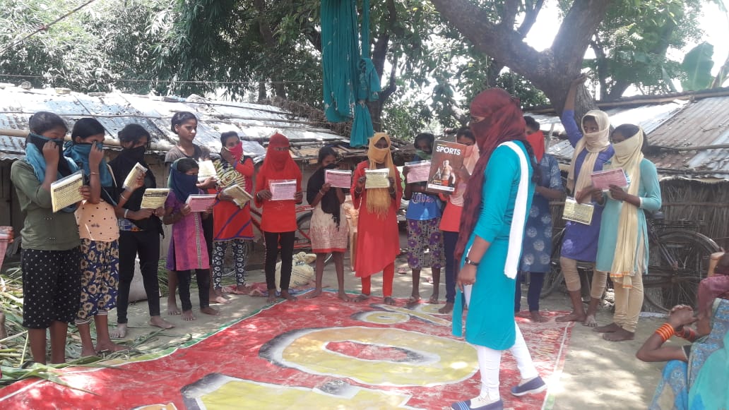 ग्रामीण विकास प्रशिक्षण संस्थान द्वारा किया गया किशोरी स्वास्थ्य जन जागरूकता कार्यक्रम का आयोजन | #TEJASTOAY जौनपुर। विकास खंड करंजाकला क्षेत्र के अंतर्गत मंगदपुर व सैदपुर गढउर गांव में किशोरी स्वास्थ्य जन जागरूकता कार्यक्रम का आयोजन शमा फाउंडेशन नई दिल्ली के निर्देशन में ग्रामीण विकास प्रशिक्षण संस्थान द्वारा किया गया। जन जागरूकता कार्यक्रम में परियोजना समन्वयक पूजा यादव ने बताया कि किशोर-किशोरियों के शरीर में 10 से 19 आयु वर्ग में बदलाव आता है उनमें कभी-कभी खून की कमी भी होती है बाद में यह एनिमिया के रूप में सामने आती है पीड़ित किशोर, किशोरी कुपोषण के भी शिकार होने की संभावना बढ़ जाती है। स्वच्छता, पोषण, स्वास्थ्य, किशोरियों में मासिक चक्र, एनीमिया के लक्षण व बचाव खानपान संतुलित आहार के बारे में परस्पर चर्चा किया। किशोरी समूह की सदस्य ज्योति ने कन्या भ्रूण हत्या, बाल विवाह, धूम्रपान पर विस्तार पूर्वक चर्चा करते हुए कहा कि आज महिलाएं किसी से कम नहीं है केवल उन्हें अवसर देने की जरूरत है यदि उन्हें अवसर मिला तो निश्चित में ही समाज में स्थान बनाएंगी। कार्यक्रम की संयोजिका आकांक्षा ने कहा कि कोरोना वायरस वैश्विक बीमारी है इससे बचने के लिए सभी को जागरूक होने की जरूरत है दो गज की दूरी जरूर बनाए रखें, बार-बार हाथ धुले और मास्क का प्रयोग अवश्य करें। किशोरियों को सैनिटरी नैमकीन पैड वितरित किया गया। कार्यक्रम का संचालन व सभी के प्रति धन्यवाद ज्ञापित आरती ने किया। इस कार्यक्रम में अंजना, नेहा, रंजू, कविता, उजाला, ललिता आदि लोग उपस्थित रहे।