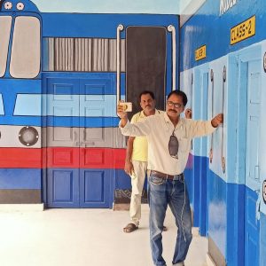 ट्रेन की बोगी में बैठने का अनुभव करते पढ़ाई करेंगे ताहिरपुर प्राथमिक स्कूल के बच्चे | #TEJASTODAY स्कूल के बाहरी दीवार को ट्रेन की शक्ल में करा दी पेंटिंग सौरभ सिंह सिकरारा, जौनपुर। विकास खण्ड के अंग्रेजी माध्यम प्राथमिक विद्यालय ताहिरपुर के बच्चे अब ट्रेन की बोगी में बैठने का अनुभव करते हुए पढ़ाई करेंगे बच्चे। विद्यालय के क्लासरूम की बाहरी दीवार को ट्रेन की बोगी का रूप देकर ऐसी पेंटिंग कराई गई कि एकबारगी देखने मे यही लगता है कि ट्रैन प्लेटफार्म पर खड़ी है। इस स्कूल में की गई पेंटिंग देखने पर निगाह बरबस टिकी रह जाती है। जिलाधिकारी दिनेश कुमार सिंह के निर्देशन व बीईओ राजीव कुमार की देख—रेख में स्कूल के प्रधानाध्यापक व प्राथमिक शिक्षक संघ जिलाध्यक्ष अमित सिंह द्वारा बच्चों में पढ़ाई के प्रति ललक पैदा करने के उद्देश्य से क्लासरूम के बाहरी आवरण को बोगी सहित रेलगाड़ी का शक्ल दिया जा रहा है, उनका मानना है कि ग्रामीण अंचल के बच्चे खेल खेल में रेलगाड़ी में बैठने का अनुभव करते हुए पढ़ाई करेंगे तो स्कूल के प्रति उनका रुझान भी बढ़ेगा। ट्रेन की शक्ल देने वाले ताहिरपुर गांव के पेंटर बेचन आर्ट की भी डिमांड बढ़ रही है बीआरसी पर आने वाले शिक्षक इस पेंटर के बारे में पूछना नही भूलते, साथ ही लोग सेल्फी भी ले रहे है। ग्राम प्रधान जयंत कुमार सिंह भी उक्त विद्यालय के विकास के लिए प्रयत्नशील रहते है।