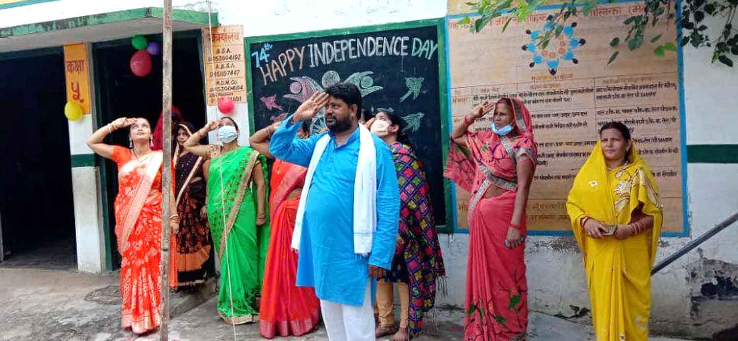ग्राम प्रधान सुजीत जायसवाल ने ध्वजारोहण कर धूमधाम से मनाया स्वतंत्रता दिवस | #TEJASTODAY जौनपुर। जिले के गौराबादशाहपुर क्षेत्र के बंजारेपुर ग्राम प्रधान सुजीत जायसवाल ने विद्यालयों में ध्वजारोहण कर स्वतंत्रता दिवस पर्व धूमधाम से मनाया। इस दौरान सोशल डिस्टेंसिंग का भी पालन किया गया। श्री जायसवाल ने क्षेत्र के प्राथमिक विद्यालय गौराबादशाहपुर प्रथम, प्राथमिक विद्यालय गौराबादशाहपुर 2, उर्दू मीडियम प्राथमिक विद्यालय बंजारेपुर में ध्वजारोहण किया। इस अवसर पर प्रिया गुप्ता, आशा गुप्ता, प्रियंका, प्रीति वर्मा, अश्वनी राय, रेनू मौर्या, कपूर चंद, नफीसा, साबिया सहित आंगनवाड़ी और अध्यापक आदि उपस्थित रहे।