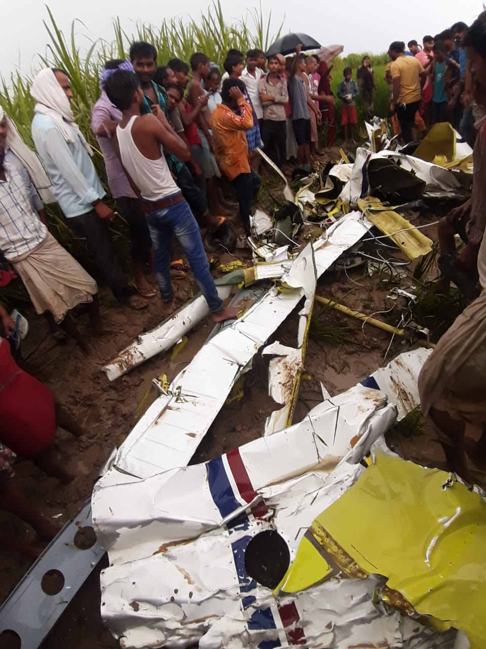खराब मौसम के कारण क्रैश हुआ एयरक्राफ्ट, पायलट की मौत | #TEJASTODAY आजमगढ़। सरायमीर स्थित कुशहा फरीदुनपुर में सोमवार की सुबह एक एयरक्राफ्ट गिरने के बाद क्षेत्र में अफरातफरी मच गई। आनन फानन सूचना मिलने के बाद मौके पर पुलिस कर्मी पहुंचे और दुर्घटनास्‍थल का जायजा लिया। स्‍थानीय लोगों के अनुसार सोमवार की सुबह से ही आसमान में बादल था और खराब मौसम के बीच आसमान में एयरक्राफ्ट अनियंत्रित होता नजर आया। देखते ही देखते यह खेतों की ओर अचानक तेजी से आने लगा तो ग्रामीण लोग भी आनन-फानन मौके पर पहुंचे गए और राहत बचाव कार्य में जुट गए। पुलिस के अनुसार हादसे में एक पायलट की मौत हो गई है। प्रशासन की ओर से बताया गया है कि एयरक्राफ्ट एयरपोर्ट फुर्सतगंज से अपने नियमित प्रशिक्षण उड़ान के लिए निकला था। एयरक्राफ्ट पर एक पायलट सवार था। मौसम खराब होने के बाद अनियंत्रित होकर गिर कर मलबे में तब्दील हो गया। इस बाबत जिला प्रशासन की ओर से संबंधित प्रशिक्षण केंद्र को सूचना दे दी गई है। हादसे को लेकर डीआइजी सुभाष दुबे ने बताया कि आजमगढ़ में दुर्घटनाग्रस्‍त विमान हादसे में शामिल प्रशिक्षण विमान फुर्सतगंज रायबरेली से उड़ा था जिसे मऊ तक चक्‍कर लगाना था। एयरपोर्ट से उड़े विमान क्रमांक बीटीआइजीई को 24 वर्षीय पायलट सोनार्क शरण उड़ा रहे थे जिनकी हादसे में मौत हो गई है। माना जा रहा है कि हादसा खराब मौसम होने की वजह से विमान अनियंत्रित होने से हुआ है, इस बाबत संबंधित केंद्र को सूचना दे दी गई है। मौके पर पुलिस टीम और प्रशासन राहत और बचाव कार्य में जुट गए हैं। स्‍थानीय लोगों के अनुसार एयरक्राफ्ट जमीन में इतनी तेजी से गिरा कि किसी को भी बचने का मौका नहीं मिला और जमीन से टकराने के बाद टुकड़े-टुकड़े हो गया। दुर्घटना होने के बाद मौके से एक पायलट का भी शव बरामद किया गया है। वहीं हादसे की जानकारी पुलिस को हुई तो मौके पर पहुंचे पुलिस कर्मियों ने शव को वहां से ग्रामीणों के सहयोग से हटाया। मौसम खराब होने के कारण सोमवार काे दिन में 11 बजे एयरक्राफ्ट खेत में गिरने से हड़कंप मच गया। प्रत्यक्षदर्शियों के मुताबिक आसमान में संतुलन खाेने के कारण एक युवक को विमान से छलांग लगाते देखा गया। हेलिकॉप्टर के मलबे से करीब दो किमी. दूर एक व्यक्ति का शव बरामद हुआ जिसकी पहचान पायलट सोनार्क शरण (24) के रुप में हुई है। घटना सरायमीर कस्बा से सात किमी. दूर फरीद्​दीनपुर कोलपुर कुशहा गांव के निकट हुई है। ग्रामीणों ने बताया कि उस समय भीषण बारिश हो रही ही थी। आसमान में तेज आवाज हुई तो लोग ऊपर देखे तो नजारा ने उन्हें कंपा दिया। हवा में विमान बुरी तरह से अनियंत्रित था। ग्रामीण अनहोनी की आशंका को लेकर परेशान थे ही कि एक युवक विमान से छलांग लगाते दिख गया। दूसरे ही पल प्रशिक्षण विमान गिरते दिखा तो लोग सुरक्षित स्थान पर जा छिपे। बमुश्किल पांच मिनट के अंतराल में विमान खेत में गिरकर मलबे में बदल गया। वहीं विमान से कूदे व्यक्ति की पहचान पायलट के रुप में हुई है। मौके पर पहुंचे एसडीएम वागीश शुक्ल ने बताया कि ग्राम प्रधान की ओर से हेलिकॉप्टर गिरने और एक व्यक्ति के मरने की सूचना दी गई। प्रशासनिक टीम मौके पर पहुंच कर राहत और बचाव कार्य में लगी हुई थी। ब्रेकिंग खबरों से अपडेट रहने के लिए आज ही प्ले स्टोर या इस लिंक पर क्लिक कर tejastoday.com Apps इंस्टॉल करें https://play.google.com/store/apps/details?id=com.tejastoday.news लाइक करके जुड़ जाइए इस पेज से और पढ़िए ब्रेकिग खबरें....