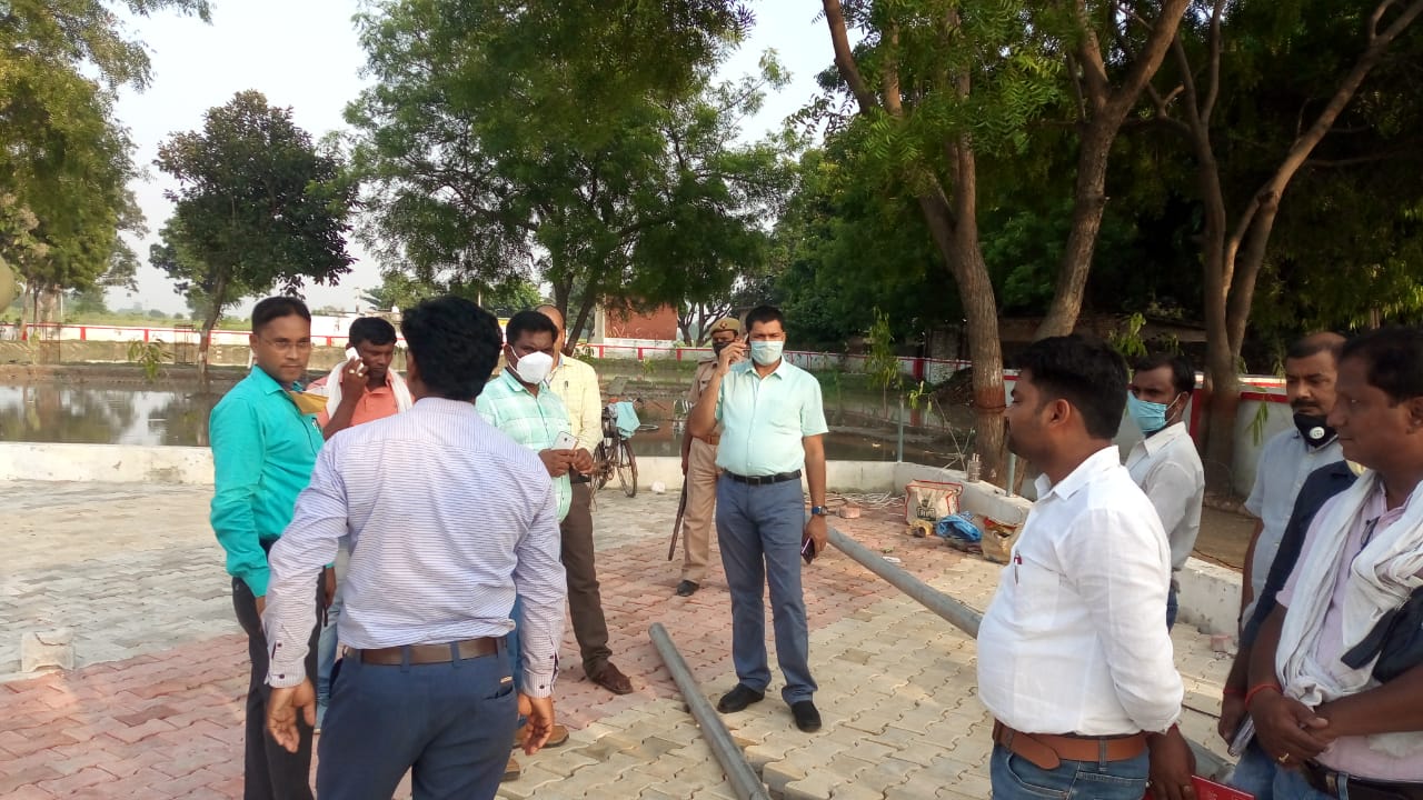 एडीएम ने सेनापुर शहीद पार्क का किया निरीक्षण | #TEJASTODAY केराकत, जौनपुर। स्थानीय तहसील क्षेत्र के सेनापुर गांव में बन रहे शहीद पार्क व शहीद प्रांगण में लग रहे ५१ फुट ऊंचा तिरंगे झंडे निरीक्षण करने अपर जिलाधिकारी राम प्रकाश अपने दलबल के साथ पहुंच गये। इस दौरान उन्होंने शहीद स्मारक पर हो रहे कार्यो का जायजा लिया। साथ ही बचे हुए कार्य को जल्द से जल्द पूरा करने के निर्देश दिए। इस अवसर पर नायब तहसीलदार तीर्थराज सिंह यादव, हेमंत बिंद, खंड विकास अधिकारी, ग्राम विकास अधिकारी आसिफ अंसारी, ग्राम प्रधान रमेश कुमार के सहित खंड विकास केराकत के अधिकारी व कर्मचारी मौजूद रहे।
