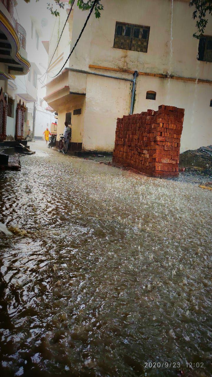 नाले में तब्दील हुआ सड़क मार्ग, खुली पालिका की कलई | #TEJASTODAY चौकियां, जौनपुर। मां शीतला चौकियां धाम क्षेत्र के देवचंदपुर में स्थित शीतला माता मन्दिर मार्ग ने महज कुछ समय की बारिश में ही नगर पालिका की सफाई व्यस्था की पोल खोल दी। बुधवार के हुई बारिश के चलते सड़कों पर लबालब पानी भर गया। बारिश होने के बाद राहगीरों को आने-जाने में काफी कठिनाइयों का सामना करना पड़ रहा है। इस बाबत क्षेत्रीय लोगों ने बताया कि बड़े नाले की सफाई पानी की निकासी व्यस्था न होने व जाम के कारण आज सड़क पर पानी जमा हो जाता है। इसी कारण से आज महज कुछ ही समय हुई से सड़कें नाले के रुप में तब्दील हो गई। क्षेत्रवासियों ने नगर पालिका व जिला प्रशासन का ध्यान आकृष्ट कराया है। ब्रेकिंग खबरों से अपडेट रहने के लिए आज ही प्ले स्टोर या इस लिंक पर क्लिक कर tejastoday.com Apps इंस्टॉल करें https://play.google.com/store/apps/details?id=com.tejastoday.news ब्रेकिंग खबरों से अपडेट के लिए इस फोटो पर​ क्लिक कर हमारे फेसबुक पेज को लाइक करें