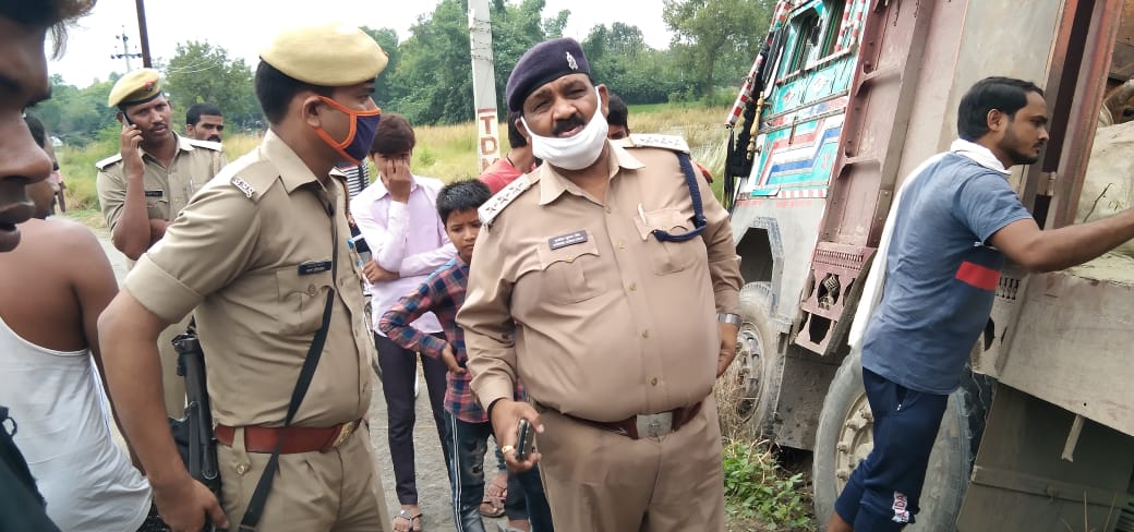 पुलिस ने ट्रक पर लदा गोवंश पकड़ा | #TEJASTODAY धर्मापुर, जौनपुर। गौराबादशाहपुर थाना क्षेत्र के चोरसंड गांव के पास बुधवार को सुबह पुलिस ने एक ट्रक पर लदा गोवंश बरामद किया। हालांकि इस दौरान से तस्कर व चालक फरार हो गये। थानाध्यक्ष राम प्रवेश कुशवाहा ने बताया कि गश्त के दौरान बुधवार को प्रात: शक होने पर ट्रक को रुकवाया गया तो चालक ट्रक लेकर भागने लगा। भागते समय ट्रक बिजली के खम्भे से टकराता हुआ खाईं में चला गया। चालक व तस्कर ट्रक खड़ा कर फरार हो गये। ट्रक पर २८ गोवंश लदे थे जिसमें ७ मर गये थे। सूचना पाकर मौके पर क्षेत्राधिकारी केराकत सुशिल कुमार भी घटनास्थल पर पहुँच गए। कई घायल थे जिनका इलाज पशु चिकित्सक अधिकारी गौराबादशाहपुर डॉ. ओपी यादव द्वारा कराया गया। साथ ही मृत पशुओं का पोस्टमॉर्डम कराया गया।
