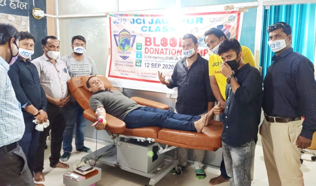 संजीव जायसवाल की याद में जेसीआई क्लासिक ने किया रक्तदान | #TEJASTODAY जौनपुर। जेसीआई जौनपुर क्लासिक ने 9 सितंबर से प्रारम्भ हुए जेसा सप्ताह के अंतर्गत पूरे देश भर में आयोजित हो रहे कार्यक्रमों के अंतर्गत चतुर्थ दिवस पर रक्तदान शिविर का आयोजन किया। इस मौके पर संस्थाध्यक्ष अजय गुप्ता ने कहा कि यह रक्तदान शिविर संजीव जायसवाल की याद में आयोजित है। इसके माध्यम से संस्था द्वारा उन्हें श्रद्धांजलि अर्पित की गई है। सचिव सुजीत अग्रहरि ने कहा कि स्व. संजीव जायसवाल सदैव मानवता की सेवा में बढ़-चढ़कर हिस्सा लेते थे। ऐसे समाजसेवी को श्रद्धांजलि देने के लिए रक्तदान का निर्णय यथोचित था। इसके अलावा सप्ताह चेयरमैन अभिताश गुप्ता, कार्यक्रम निर्देशक कार्तिक सेठी, सचिव सुजीत अग्रहरि सहित अन्य वक्ताओं ने अपना विचार व्यक्त किया। इस अवसर पर शुभम साहू, शिवम साहू, रजत अग्रवाल, शुभम केडिया, श्रवण श्रीवास्तव, रवि शर्मा, राजेश किशोर आदि उपस्थित रहे।