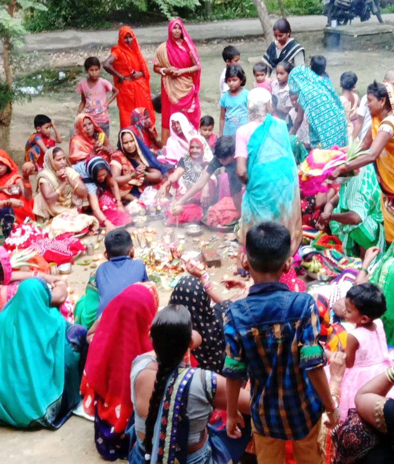 महिलाओं ने निराजल व्रत रख पूर्ण किया जीवित्पुत्रिका पूजन | #TEJASTODAY  जौनपुर। पूरे प्रदेश सहित जौनपुर जिले के पराऊगंज क्षेत्र में भी गाँव-गाँव में महिलाएं कठिन निराजल व्रत रखते हुए बड़े ही हर्षोल्लास के साथ जीवित्पुत्रिका पूजन को सम्पन्न किया। बताते चलें कि क्षेत्र के जलालपुर, पराऊगंज, चौरी, कनुवानी, मई, रायगंज सहित अन्य छोटे-बड़े बाजारों में बुधवार शाम से ही पूजन सामग्री खरीदने के लिए बाड़ी मात्रा में चहल-पहल देखी गई। गुरुवार को बड़ी तादात में महिलाएं ढोल-नगाड़ों के साथ पूजन स्थल पर पहुँचकर अपनी संतानों की लम्बी आयु की प्रार्थना की और सूर्यास्त होने पर थाल में दीपक जलाकर पारम्परिक गीत गाते हुए अपने घरों को लौट गई।   चौकियां संवाददाता के अनुसार पूर्वांचल की आस्था का केंद्र शीतला चौकियां धाम में मंदिर के बगल में स्थित पवित्र सरोवर के पास क्षेत्र की सभी महिलाओं ने अपने पुत्र के दीघार्यु, चिरंजीवी व लंबी उम्र के साथ स्वस्थ होने की मंगल कामना किया। मान्यता है कि व्रती महिलाएं इस दिन नीराजल निराहार रहकर कठिन व्रत का पालन करती है।   माना जाता है यह पूजा-अर्चना पूर्वांचल के सभी जिलों में धूमधाम से गाजे बाजे के साथ परिवार में हुए शादी-विवाह बच्चे के जन्म होने पर बड़े ही उत्साह के साथ उत्सव की तरह मनाते हैं। इस व्रत पूजन में व्रती महिलाएं 24 घंटे बिना अन्न जल लिए व्रत का संकल्प पूरा करती है।