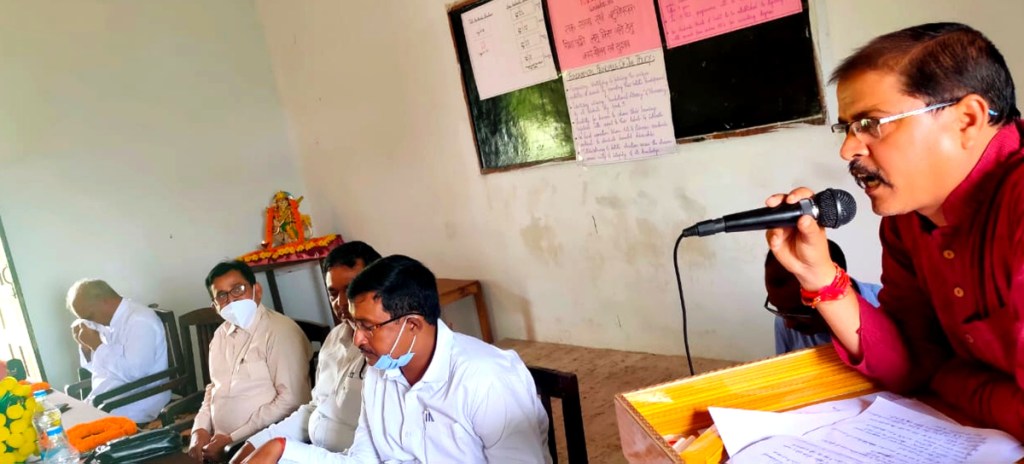रोजगारपरक के साथ बच्चों के सर्वांगीण विकास में सहायक होगी नयी शिक्षा नीतिः हृदय प्रसाद | #TEJASTODAY बहुविषयक शिक्षा पद्धति पर कार्यशाला का हुआ आयोजन सुइथाकला, जौनपुर। स्थानीय गांधी स्मारक पीजी कालेज समोधपुर में बी.एड. विभाग के संयोजन में कोविड-19 की परिधि में सोशल डिस्टेंस का पालन करते हुए राष्ट्रीय शिक्षा नीति 2020 के अन्तर्गत एक समग्र एवं बहुविषयक शिक्षा पद्धति लागू किए जाने हेतु योजना एवं सुझाव विषय पर कार्यशाला(विचार/संवाद गोष्ठी) का आयोजन किया गया। संगोष्ठी में महाविद्यालय के प्राध्यापकों के अलावां क्षेत्रीय शिक्षाविद और प्रबुद्धजनों ने अपने सुझाव दिए। वाक्देवी के चित्र पर माल्यार्पण व दीप प्रज्ज्वलन के साथ कार्यशाला/संगोष्ठी का शुभारम्भ हुआ। संगोष्ठी में विशिष्ट अतिथि के रूप में महाविद्यालय के प्रबंधक हृदय प्रसाद सिंह ने अपने उद्बोधन में नयी शिक्षा नीति के व्यापक स्वरूप के विषय में जानकारी देते हुए कहा कि नयी शिक्षा नीति रोजगारपरक होने के साथ-साथ बच्चों के सर्वांगीण विकास के लिए सहायक है। इसके लिए सरकार को शैक्षिक संसाधनों की उपलब्धता सुनिश्चित कराने की आवश्यकता होगी। संगोष्ठी के मुख्य अतिथि निवर्तमान प्राचार्य मोती लाल गुप्त ने नयी शिक्षा नीति में 06 वर्ष से 18 वर्ष तक के बच्चों को निःशुल्क शिक्षा प्रदान करने की सराहना की। वहीं इण्टर कालेज समोधपुर के प्रधानाचार्य विनोद सिंह ने ग्रामीणांचल के बच्चों पर विशेष बल देने की बात बताई। प्राथमिक शिक्षक संघ के ब्लाक अध्यक्ष सतीश सिंह एवं शिक्षक/पत्रकार डा. प्रदीप दूबे ने संयुक्त रूप से समग्र एवं बहुविषयक शिक्षा पद्धति पर अपने विचार व्यक्त किये। संगोष्ठी में डा. रमेश चन्द सिंह, डा. अवधेश मिश्र, डा. आलोक सिंह, डा. लालमणि प्रजापति समेत अन्य शिक्षाविदों ने अपना विचार प्रकट करते हुए अपने सुझाव दिए। संगोष्ठी की अध्यक्षता करते हुए प्राचार्य डा. रणजीत पाण्डेय ने उपस्थित आगन्तुकों के प्रति आभार प्रकट करते हुए कहा कि नयी शिक्षा नीति में ज्ञान और रोजगार के सृजन के साथ ही भारत को पुनः विश्व गुरु बनने की संकल्पना की गई है। संगोष्ठी का संचालन अरविन्द सिंह ने किया। इस अवसर पर डा. अविनाश वर्मा, राकेश यादव, राजेश सिंह, वन्दना तिवारी, वसुधापति तिवारी, सुनील सिंह, बिन्द प्रताप, अखिलेश सिंह, गंगा प्रसाद, ज्वाला प्रसाद, राजेश आदि उपस्थित रहे। लाइक करके जुड़ जाइए इस पेज से और पढ़िए ब्रेकिग खबरें.... https://www.facebook.com/tejastodaynews/photos/a.2269183029857631/3052811768161416