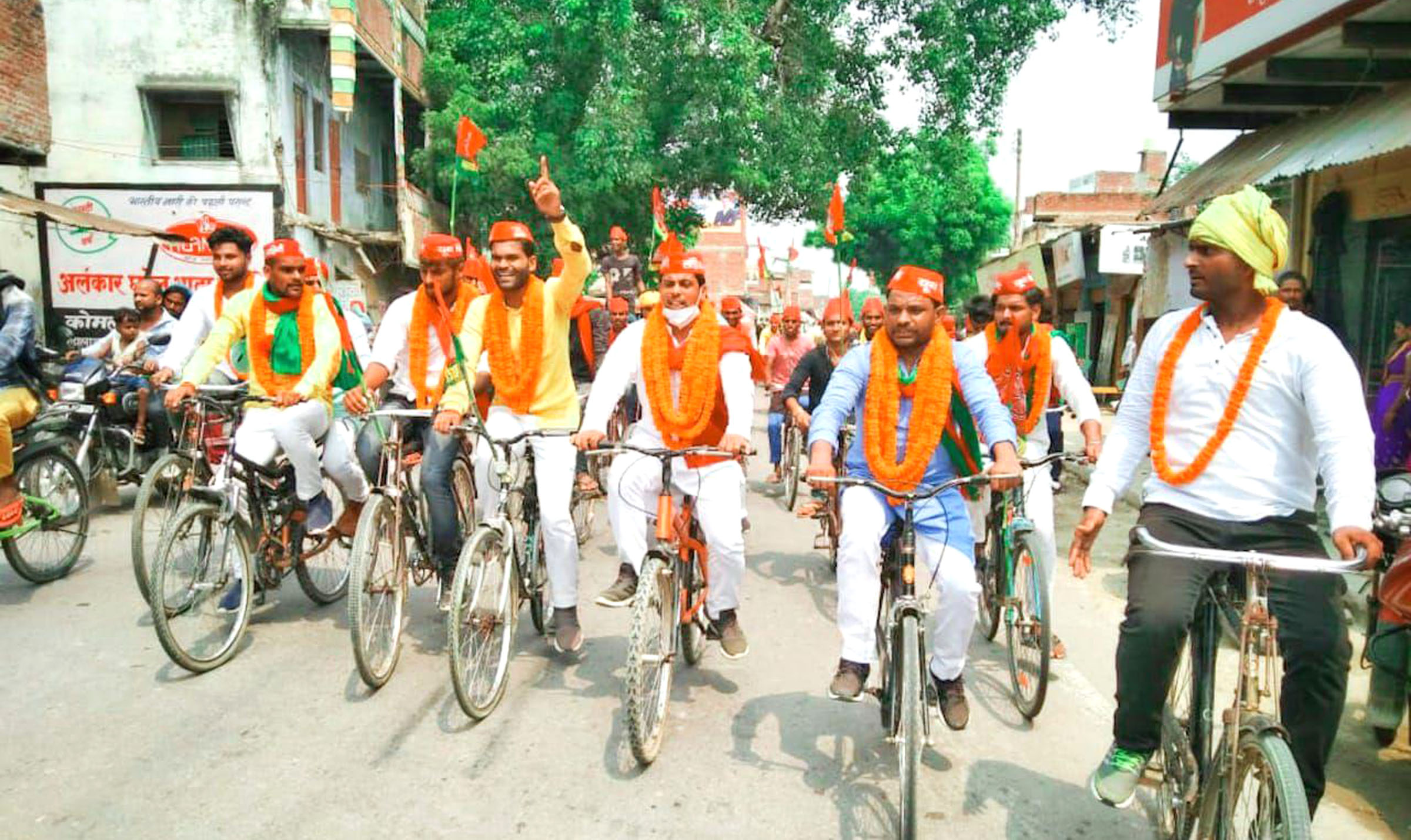 युवा सपाजनों ने भाजपा सरकार की जनविरोधी नीतियों को लेकर साइकिल चलाकर किया विरोध प्रदर्शन | #TEJASTODAY जौनपुर। जनपद के मल्हनी विधानसभा क्षेत्र के लाला बाजार, गुलजारगंज, सिकरारा, समाधगंज में साइकिल रैली का आयोजन हुआ जो मुलायम सिंह यूथ ब्रिगेड के जिलाध्यक्ष गुड्डू सोनकर, लोहिया वाहिनी के जिलाध्यक्ष भानु प्रताप मौर्य, युवजन सभा के जिलाध्यक्ष डा. शिवजी समाजवादी, तिलकधारी महाविद्यालय के छात्रसंघ उपाध्यक्ष कौशल यादव, रजनीश यादव, शिवम यादव के संयुक्त नेतृत्व में हुआ। सपाजनों ने साइकिल चलाकर भाजपा सरकार की जनविरोधी नीतियों और नाकामियों को बताने का काम किया। इस दौरान उपरोक्त पदाधिकारियों ने कहा कि भाजपा सरकार की नियत और नीति, पहले शिक्षा और शिक्षण संस्थानों पर हमला, छात्रों को मिलने वाले निःशुल्क प्रवेश, छात्रवृत्ति पर हमला, आरक्षण की समाप्ति, संस्थानों का निजीकरण, 5 वर्ष तक संविदा पर नौकरी की मानसिकता हम समाजवादी कभी बर्दाश्त नहीं करेंगे। इस अवसर पर विक्रम सिंह, युवराज सोनकर, धनंजय यादव, काशी, रोहित यादव, अभिषेक पंडित, विक्की सोनकर, शिवम जायसवाल, निखिल यादव, शिवम यादव, प्रदुम शर्मा, ऋषि यादव, अमित शर्मा, अशोक मिश्रा, विवेक मौर्य, शुभम मौर्य, शिवजीत पाण्डेय सहित सैकड़ों समाजवादी कार्यकर्ता उपस्थित रहे। ब्रेकिंग खबरों से अपडेट रहने के लिए आज ही प्ले स्टोर या इस लिंक पर क्लिक कर tejastoday.com Apps इंस्टॉल करें https://play.google.com/store/apps/details?id=com.tejastoday.news लाइक करके जुड़ जाइए इस पेज से और पढ़िए ब्रेकिग खबरें....