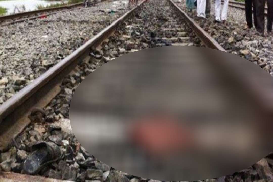 रेलवे ट्रैक पार करते अधेड़ साइकिल सवार की ट्रेन से कटकर हुई मौत | #TEJASTODAY मुंगराबादशाहपुर, जौनपुर। स्थानीय रेलवे स्टेशन के सामने पूर्वी तरफ बुधवार की सुबह ७ बजे रेलवे ट्रैक पार करते समय लगभग ४५ वर्षीय अधेड़ साइकिल सवार की ट्रेन से कटकर मौत हो गयी। मौके पर पहुची जीआरपी जंघई की पुलिस ने पंचनामा कराकर शव को कब्जे में ले लिया। बताते हैं कि स्थानीय थाना क्षेत्र के ग्राम सरोखनपुर निवासी चन्द्रेश चौहान ४५ वर्ष बुधवार को सुबह लगभग ७ बजे साइकिल से कहीं जाते समय रेलवे ट्रैक पार कर रहा था। इतने में वाराणसी से लखनऊ जा रही किसान एक्सप्रेस ट्रेन की चपेट में आ गया जिससे चन्द्रेश का शरीर कटकर दो टुकड़ों में हो गया। परिणामस्वरुप उसकी घटनास्थल पर ही मौत हो गयी। घटना की जानकारी होते ही ग्रामीण इकट्ठा हो गए और घटना की जानकारी तत्काल स्टेशन अधीक्षक को दिये। स्टेशन अधीक्षक ने जीआरपी जंघई को सूचना दिया सूचना मिलते ही मौके पर जीआरपी जंघई की पुलिस पहुंचकर शव को अपने कब्जे में लेकर अन्त्य परीक्षण के लिए वाराणसी भेज दिया। घटना की सूचना मिलते ही परिजनों सहित गाँव में कोहराम मच गया।