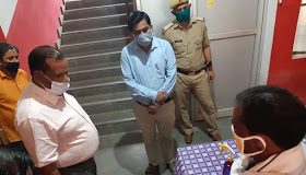 बीएसए कार्यालय पर लटकते ताले को देख भड़के डीएम | #TEJASTODAY जौनपुर। जिलाधिकारी दिनेश कुमार सिंह आज बुधवार को झमाझम बारिश के बीच बुनियादी शिक्षा की नींव की मजबूती जांचने के लिए करीब 11 बजे दिन में बीएसए कार्यालय अचानक पहुंच गए, डीएम के धमकने से पूरे कार्यालय में अफरा तफरी मच गया। इस दरम्यान वित्त एवं लेखा कक्ष में ताला लटकता मिला एक बाबू नदारत मिला, कार्यालय परिसर में झाड़ झंखाड़ देखकर डीएम भड़क गए हैरत की बात यह रहा कि पिछले जांच में पाई गई खामियों को दुरुस्त करने का डीएम द्वारा दिये गए आदेश को भी दरकिनार किया गया पाया गया। बुधवार की सुबह करीब 11 बजे जिलाधिकारी दिनेश कुमार सिंह बीएसए कार्यालय का निरीक्षण करने पहुंच गए, इस दरम्यान वित्त एवं लेखाधिकारी एन के कुरील के कक्ष बंद मिला, वरिष्ठ लिपिक विजय शंकर लापता मिले, डीएम ने दोनों लोगों के खिलाफ कार्रवाई करने का आदेश दिया। उधर कार्यालय परिसर में उगी झाड़ियों को देखकर नराजगी व्यक्त करते हुए तत्काल साफ सफाई का आदेश दिया।