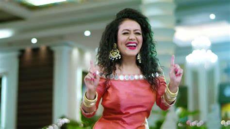 Bollywood : नेहा कक्कड को लेकर आई एक बड़ी खबर | #TEJASTODAY नई दिल्ली। लोकप्रिय गायिका नेहा कक्कड़ बहुत जल्द रोहनप्रीत सिंह के साथ शादी के बंधन में बंधने वाली हैं! जानकारी मिली है कि वह दिल्ली में 24 अक्टूबर को शादी के बंधन में बंधेंगी रोहनप्रीत रियलिटी शो ‘मुझसे शादी करोगे’ में नजर आ चुके हैं उन्होंने इस शो में शहनाज गिल को शादी का प्रस्ताव दिया था वह शो ‘इंडिया राइजिंग स्टार 2’ के पहले रनरअप भी रह चुके हैं नेहा कक्कड़ की शादी की खबर पर उनके पूर्व प्रेमी हिमांश कोहली की प्रतिक्रिया सामने आई है। हिमांश कोहली और नेहा कक्कड़ 4 साल तक रिलेशनशिप में रहे है 2018 में वे एक-दूसरे से अलग हुए थे हिमांश ने एक इंटरव्यू में बताया था कि उन्हें रोहनप्रीत और नेहा के बीच प्रेम प्रसंग के बारे में नहीं पता था, पर वह उनके लिए खुश हैं वह कहते हैं, ‘अगर नेहा वाकई में शादी कर रही हैं, तो मैं उनके लिए खुश हूं वह अपने जीवन में आगे बढ़ रही हैं उन्हें किसी का साथ मिला, यह जानकर अच्छा लगा उन्होंने यह भी कहा कि वह कभी समझ नहीं पाए कि क्यों लोग नेहा की पोस्ट को उनके साथ जोड़ते थे, जबकि वह अच्छी तरह जानती हैं कि वह हिमांश का जिक्र नहीं कर रही थीं।