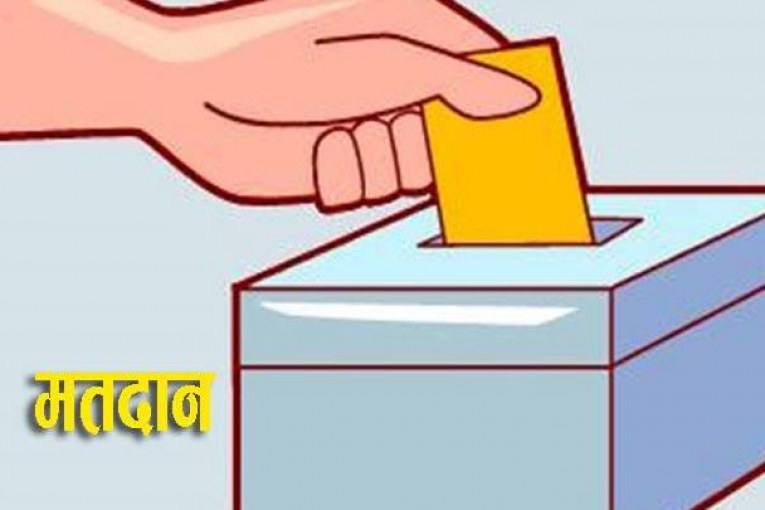 डीएम—एसपी ने मतदान को लेकर किया यह अपील | #TEJASTODAY जौनपुर। जिलाधिकारी दिनेश सिंह एवं पुलिस अधीक्षक राजकरन नैय्यर ने विकास खंड बक्शा के पूर्व माध्यमिक विद्यालय रन्नो (दखिनपट्टी) एवं श्री नेपाल इंटर कालेज नेपालनगर में ग्रामीणों को आगामी उपचुनाव में ज्यादा से ज्यादा मतदान करने के लिए प्रेरित किया। साथ ही ग्रामीणों से कहा कि सभी लोग भयमुक्त होकर अपनी इच्छानुसार मतदान करें। किसी के दबाव में अपना मत न दें। जिलाधिकारी ने कहा कि मतदान वाले दिन लोग मास्क लगाकर मतदान करने आएंगे। बूथ पर 2-2 गज की दूरी पर गोले एवं सैनिटाइजेशन करने की व्यवस्था की जाएगी। इसी क्रम में पुलिस अधीक्षक ने कहा कि गांव की सुरक्षा एवं मतदान प्रक्रिया को कोई भी अराजक तत्व प्रभावित न कर सके, इसके लिए तैयारी पूर्ण कर ली गयी है। बाहर से भी फोर्स मंगाई जा रही है। किसी भी दशा में लोगों में मत प्रभावित नहीं होने दिया जाएगा। उन्होंने सभी से अपील किया कि मतदान प्रभावित करने वाले लोगों की सूचना तुरंत संबंधित थानेदार को दें। पुलिस प्रशासन शांतिप्रिय तरीके से चुनाव कराने के लिए संकल्पित है। इस अवसर पर ग्राम प्रधान इरफान हैदर सहित अन्य ग्रामीण उपस्थित रहे।