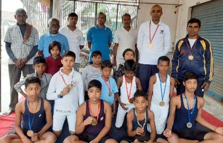 जौनपुर का नं. 1 न्यूज पोर्टल जौनपुर के बाल योगियों ने गोरखपुर में जीते 3 स्वर्ण सहित 10 पदक | #TEJASTODAY जौनपुर। उत्तर प्रदेश योगा एसोसिएशन द्वारा गोरखपुर में आयोजित योगासन खेल प्रतियोगिता में जनपद के बच्चों ने 3 स्वर्ण, 3 रजत और 4 कांस्य मेडल को जीत करके राज्यस्तरीय योगासन प्रतियोगिता में क्वालीफाई हुए हैं। बता दें कि एसोसिएशन के जिला सचिव सुरेन्द्र पटेल के नेतृत्व में ग्रामीण क्षेत्रों के बच्चों को बचपन से ही ऐसी प्रतियोगिताओं के लिए नियमित प्रशिक्षण दिया जाता है। पदक जीत करके लौटे सभी 12 बाल योगियों को योग प्रशिक्षक प्रेम प्रकाश सिंह, सभाराज आर्य, प्रेमचंद यादव, तेज बहादुर पटेल, राजनाथ सिंह, सियालाल विश्वकर्मा ने पुरस्कृत करते हुए सम्मानित किया।