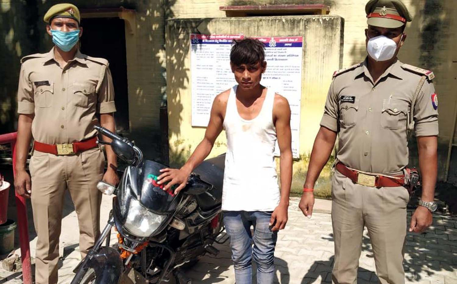 चोरी की बाइक संग युवक गिरफ्तार | #TEJASTODAY डोभी, जौनपुर। स्थानीय थाना क्षेत्र के कोपा पतरही रेलवे क्रासिंग के पास से एक युवक को चोरी की मोटरसाइकिल के साथ पुलिस ने गिरफ्तार कर लिया। प्राप्त जानकरी के अनुसार चन्दवक पुलिस को सूचना मिली कि एक संदिग्ध युवक चोरी की मोटरसाइकिल के साथ कोपा क्षेत्र में घूम रहा है। इसको संज्ञान में लेते हुए थानाध्यक्ष दिग्विजय सिंह ने संदिग्ध को पतरहीं रेलवे क्रासिंग के पास से धर दबोचा। छानबीन करने पर युवक ने अपना नाम अजय यादव उर्फ बीरू निवासी नरकटाफोक थाना चन्दवक बताया। उसके पास से बिना नंबर प्लेट की चोरी की मोटरसाइकिल जिसका चेचिस नंबर गला दिया गया था, बरामद हुआ।