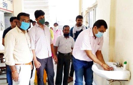 महामारी से निपटने के लिये हाथों की धुलाई जरूरीः अनिल वर्मा | #TEJASTODAY     जौनपुर। परियोजना अधिकारी डूडा अनिल वर्मा एवं उनके अधीनस्थ कर्मचारियों द्वारा गुरूवार को विश्व हाथ धुलाई दिवस पर हैण्डवाश से अपने हाथों की धुलाई की गई। तत्पश्चात् श्री वर्मा ने कहा कि कोरोना जैसी वैश्विक महामारी से निपटने एवं उसके संक्रमण को रोकने के लिए हमें हाथों की सफाई जरूर करनी चाहिए। साथ ही दो गज की दूरी, सोशल डिस्टेंसिंग, मास्क, सैनिटाइजर का उपयोग भी अवश्य करना चाहिए। इस अवसर पर अनिल वर्मा, अमित सिंह, यशवीर सिंह, बृजनन्दन स्वरूप, संदीप चौधरी, आमिर खां, सन्जू चौधरी, अजय बिन्द, गुलाम अब्बास, प्रमोद कुमार आदि मौजूद रहे।