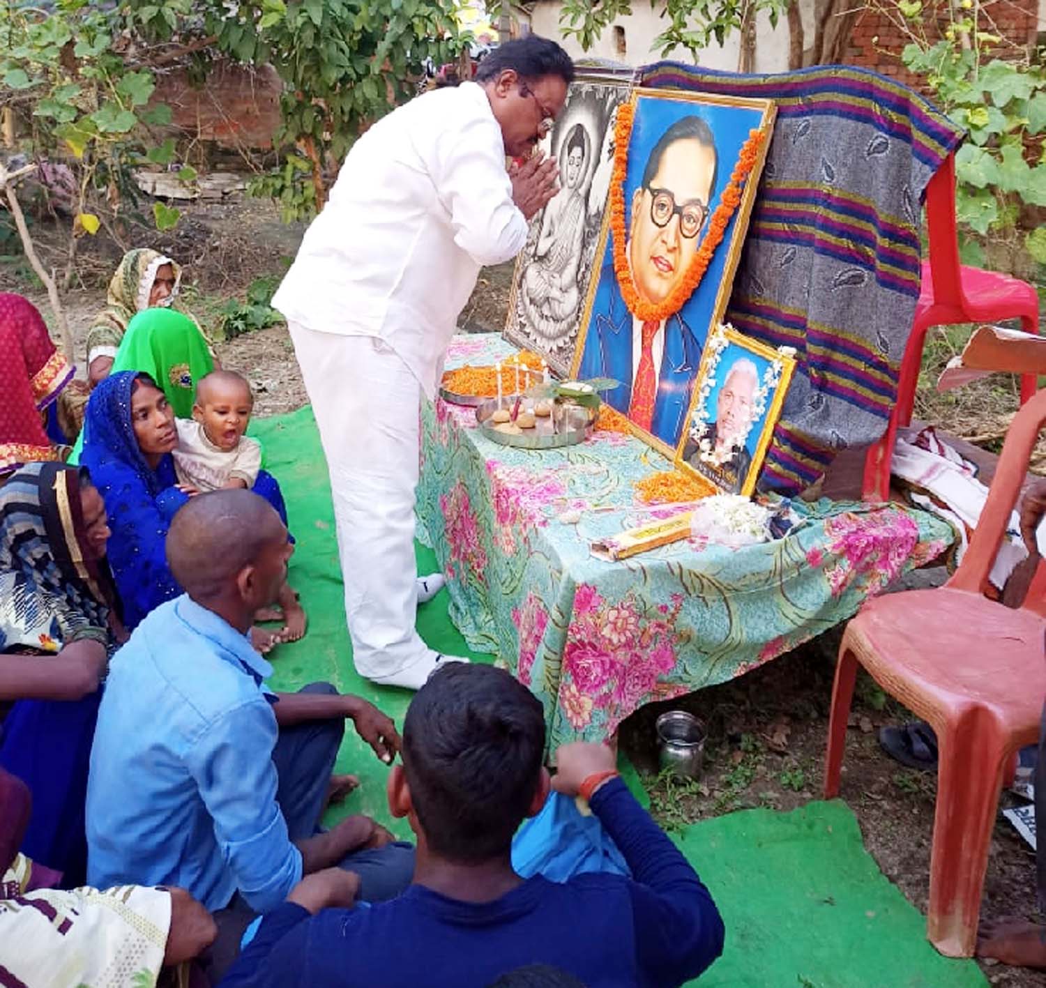 समाजसेवी बेदी राम ने गौतम बुद्ध व बाबा साहब के जीवन पर डाला प्रकाश | #TEJASTODAY जौनपुर का नं. 1 न्यूज पोर्टल जलालपुर, जौनपुर। स्थानीय क्षेत्र के ग्रामसभा कुसियां में शुक्रवार को श्रद्धांजलि समारोह का आयोजन हुआ जहां पहुंचे समाजसेवी बेदी राम ने सर्वप्रथम भगवान गौतम बुद्ध और संविधान निर्माता बाबा साहब डा. भीम राव अंबेडकर के चित्र पर पुष्प अर्पित करके श्रद्धांजलि दिया। तत्पश्चात् श्री राम ने दोनों के जीवन पर प्रकाश डालते हुये उनके व्यक्तित्व एवं कृतित्व पर प्रकाश डाला। मालूम हो कि उक्त कार्यक्रम ग्रामसभा के निवासी लाल बहादुर के अकस्मात निधन पर किया गया था। इस अवसर पर रमेश कुमार, प्रदीप अंबेडकर, विनोद कुमार, दीपक सहित तमाम लोग उपस्थित रहे।