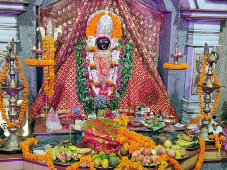 श्रद्धालुओं के दर्शन-पूजन के लिए खोल दिया गया जौनपुर के इस मन्दिर | #TEJASTODAY जौनपुर का नं. 1 न्यूज पोर्टल जौनपुर। नवरात्रि के पहले दिन नगर के परमानतपुर में स्थित श्री माँ शारदा शक्ति पीठ (मैहर देवी मंदिर) श्रद्धालुओं के लिए खोल दिया गया है। माँ के श्रृंगार व कलश स्थापना पूजा से आरंभ हुआ। माँ की महिमा से दर्शन मात्र से ही भाग्य खुल जाते हैं। दर्शन के लिए सुबह से ही माँ शारदा मंदिर में भक्तों की कतार लगने लगी। कोरोना को देखते हुए भक्तों के प्रवेश को लेकर विशेष इंतजाम किए गए हैं। सामाजिक दूरी का भी खास ख्याल रखा जा रहा है। सरकार द्वारा गाइडलाइंस के अनुसार लोगों को किसी भी तरह की मुश्किल न हो और लोग अच्छे से दर्शन कर सकें। श्री मां शारदा शक्तिपीठ जनपद में एक नये पहचान के रूप में पूर्वांचल के हजारों ऐसे संकटग्रस्त परिवार, पारिवारिक कलह, धनाभाव, असाध्य रोग, व्यापार क्षति एवं पुत्र प्राप्ति कामना को लेकर मां शारदा के मनोहर स्वरूप के सम्मुख खड़े होकर मां रानी का स्मरण कर कार्य पूर्ण होने की कामना करते हैं। माता रानी की कृपा से उनके भक्त संकट से मुक्ति पाते हैं जिसके कारण शुभेच्छु भक्तजनों के सहयोग से शक्तिपीठ शिलान्यास से लेकर अब तक अपने विकास की ओर अग्रसर है। शक्तिपीठ के महंथ सूर्य प्रकाश जायसवाल ने श्रद्धालुओं से अपील किया कि सामाजिक दूरी का पालन करें। उन्होंने कहा कि 9 दिवसीय नवरात्रि का आरम्भ शक्ति के नौ अलग-अलग रूपों को समर्पित है। नवरात्रि के 9 दिनों को बेहद पवित्र माना जाता है। इस दौरान लोग देवी के नौ रूपों की आराधना कर उनसे आशीर्वाद मांगते हैं।