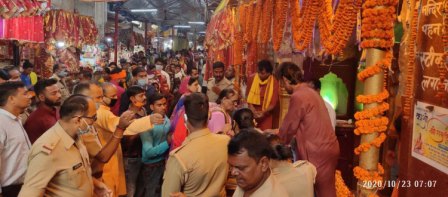 जौनपुर का नं. 1 न्यूज पोर्टल नवरात्रि के 7वें दिन शीतला चौकियां धाम में भक्तों की उमड़ी भारी भीड़ | #TEJASTODAY विपिन सैनी जौनपुर। पूर्वांचल की आस्था का केंद्र मां शीतला चौकियां धाम में शारदीय नवरात्रि के सातवें दिन भक्तों की भारी भीड़ मंदिर परिसर पर देखने को मिली। प्रातःकाल 4 बजे कपाट खुलने के बाद आरती पूजन होने के पश्चात मन्दिर खुला। दर्शनार्थियों को कोरोना के रूप में पनपी महामारी के चलते मंदिर परिषद के बाहर से ही दर्शन पूजन कराया जा रहा है। भक्तों की लंबी लाइन सुबह से ही लगी हुई थी। इस मौके पर उपस्थित थाना लाइन बाजार के चौकियां चौकी प्रभारी विनोद अंचल, विजय गौड़ समेत कई थानों की पुलिस पीएसी बल दर्शनार्थियों की सुरक्षा व्यवस्था के लिए चप्पे-चप्पे पर तैनात किए गए थे।