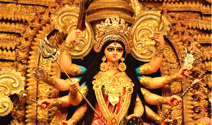 Navratri Special: नवरात्रि में भूल कर भी ना करे यह गलती | #TEJASTODAY Navratri Special 2020: शारदीय नवरात्रि का पर्व 17 अक्टूबर को शुरू होने वाला है इस पर्व में माता रानी के 9 रूपों की पूजा अर्चना की जाती है। मान्यता है कि शारदीय नवरात्रि पर मां दुर्गा के नौ रूपों की उपासना करने से सभी मनोकामनाएं पूरी हो जाती हैं। तो आज हम आपको उन तैयारियों के बारे बता दे में जो आपको नवरात्रि शुरू होने के एक दिन पहले की कर लेनी चाहिए। नवरात्रि शुरू होने से पहले ही घर पर मां दुर्गा के स्वागत के लिए अपने घर की सफाई एक दिन पहले ही कर लें जिसमें पूजा का स्थान अच्छी तरह से साफ और शुद्ध कर लें कहा जाता है कि माता रानी उन्हीं के घर में आती हैं जिनके घर साफ सफाई होती है। नवरात्रि में मां दुर्गा की उपासना का त्यौहार होता है जिसमें कई सात्विक चीजों का महत्व माना जाता है ऐसे में अगर फ्रिज में नॉनवेज रखा है तो उसको नवरात्र शुरू होने से पहले हटा दें, इसके अलावा में हो सके हो लहसुन का सेवन ना करें। यदि आप नवरात्रि में व्रत रखना चाहते हैं तो इसके लिए आप सारा पूजा का सामान मंगा लें, जिसमें कुट्टू का आटा, समारी के चावल, सिंघाड़े का आटा, साबूदाना, सेंधा नमक, फल, आलू, मेवे और मूंगफली मंगा लें। नवरात्रि के मेन द्वार पर स्वास्तिक का चिह्न बनाना चाहिए ऐसा माता के स्वागत के लिए किया जाता है इसके अलावा कलश स्थापना के वक्त भी स्वास्तिक का चिह्न बनाया जाया है। घर की सफाई करने के बाद घर का शुद्धिकरण भी जरूरी है सफाई के पूरे घर में गंगाजल का छिड़काव कर लें इससे आपका घर पवित्र हो जाएगा। इसके अलावा कलश स्थापना की भी तैयारी एक दिन पहले कर लें, इसके अलावा आप बाल कटवाने की सोच रहे हैं तो नवरात्रि शुरू होने से पहले ही कटवा लें नवरात्रि में नौ दिन दाढ़ी-मूंछ और बाल कटवाना शुभ नहीं माना जाता है, हालांकि मुंडन संस्कार को नवरात्रि में शुभ माना जाता है।