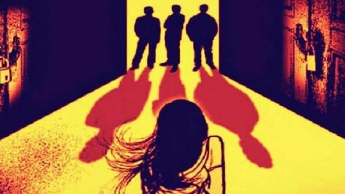 दरिंदो ने 15 वर्षीय किशोरी के साथ किया गैंगरेप, मुकदमा दर्ज | #TEJASTODAY जौनपुर का नं. 1 न्यूज पोर्टल सौरभ​ सिंह सिकरारा, जौनपुर। थाना क्षेत्र के एक गांव की 15 वर्षीय किशोरी संग दरिंदो ने जबरन गैंगरेप किया। पीड़िता द्वारा परिजनों को बताने पर परिजनों की तहरीर पर पुलिस मुकदमा दर्ज कर मामले की तफशीष में जुट गई। थाना क्षेत्र के एक गांव की किशोरी शुक्रवार को बाजार दवा लेने गई थी वापस लौटते समय गांव के ही नहर की पुलिया के समीप दो युवक उसे जबरन बगल के धान के खेत मे खींच ले गए और उसे धमका कर उसके साथ दुराचार किये। उनके चंगुल से छूटने के बाद डरी सहमी घर पहुची और परिजनों को आप बीती सुनाई तो परिजन उसे लेकर थाने पहुँचकर तहरीर दिए। थानाध्यक्ष अंगद प्रसाद तिवारी उक्त तहरीर लेकर दुष्कर्म पास्कोएक्ट सहित धाराओं में दो के विरुद्ध नामजद मुकदमा दर्ज कर पीड़िता को मेडिकल मुआयना हेतु भेज दिए और आरोपितों की तलाश में जगह जगह दबिश डाल रहे है, खबर लिखे जाने तक दोनों आरोपित पुलिस की पकड़ से दूर है।