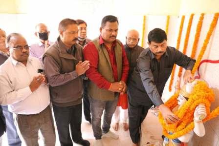 सर्वाधिक पढा जाने वाला जौनपुर का नं. 1 न्यूज पोर्टल कायस्थ समाज ने विधि विधान से किया चित्रगुप्त की पूजा | #TejasToday जौनपुर। अखिल भारतीय कायस्थ महासभा के प्रदेश महामंत्री/जिलाध्यक्ष राकेश कुमार श्रीवास्तव के नेतृत्व में कायस्थ समाज ने रुहट्टा स्थित श्री चित्रगुप्त मंदिर में एकत्रित होकर भगवान चित्रगुप्त की प्रतिमा पर माल्यार्पण कर हवन पूजन किया गया। उपस्थित कायस्थ समाज को संबोधित करते हुए राकेश श्रीवास्तव ने कहा कि पाप पुण्य के अनुसार न्याय करने वाले न्यायकर्ता यमराज भी चित्रगुप्त महाराज के आज्ञा पालक हैं। चित्रगुप्त एक प्रमुख हिन्दू देवता हैं। जिस प्रकार शनिदेव सृष्टि के प्रथम दण्ड अधिकारी हैं उसी तरह भगवान चित्रगुप्त सृष्टि के प्रथम न्यायाधीश हैं। उन्हें न्याय का देवता माना जाता है। प्रत्येक कायस्थ को भगवान चित्रगुप्त की फोटो अपने घर मे रखनी चाहिए। युवा जिलाध्यक्ष संजय अस्थाना ने कहा कि भगवान चित्रगुप्त के हाथों में कर्म की किताब व कलम दवात है। यह कुशल लेखक है और इनकी लेखनी से जीवों को उनके कर्मों के हिसाब से न्याय मिलता है। यम द्वितीया को भगवान चित्रगुप्त की पूजा प्रत्येक कायस्थ को करनी चाहिए। इस मौके पर अन्य वक्ताओं ने भी अपने विचार रखे। इस अवसर पर संरक्षक आनंद मोहन श्रीवास्तव, सुभाषचंद्र लाल, महासचिव सुरेश अस्थाना, प्रदेश मंत्री रवि श्रीवास्तव, संगठन मंत्री श्याम रतन श्रीवास्तव, सरोज श्रीवास्तव, प्रमोद श्रीवास्तव, राजन स्वरूप वर्मा, अखिलेश श्रीवास्तव, डा. संजय श्रीवास्तव, राजेश श्रीवास्तव, डा. रंजीत श्रीवास्तव, विजय श्रीवास्तव, गोरख श्रीवास्तव, अंजनी श्रीवास्तव, चित्रगुप्त सभा के जिलाध्यक्ष रमेन्द्र नाथ श्रीवास्तव, महासचिव श्यामलकांत श्रीवास्तव, उपाध्यक्ष राकेश सिन्हा, संयुक्त मंत्री मोहनशंकर श्रीवास्तव आदि उपस्थित रहे।
