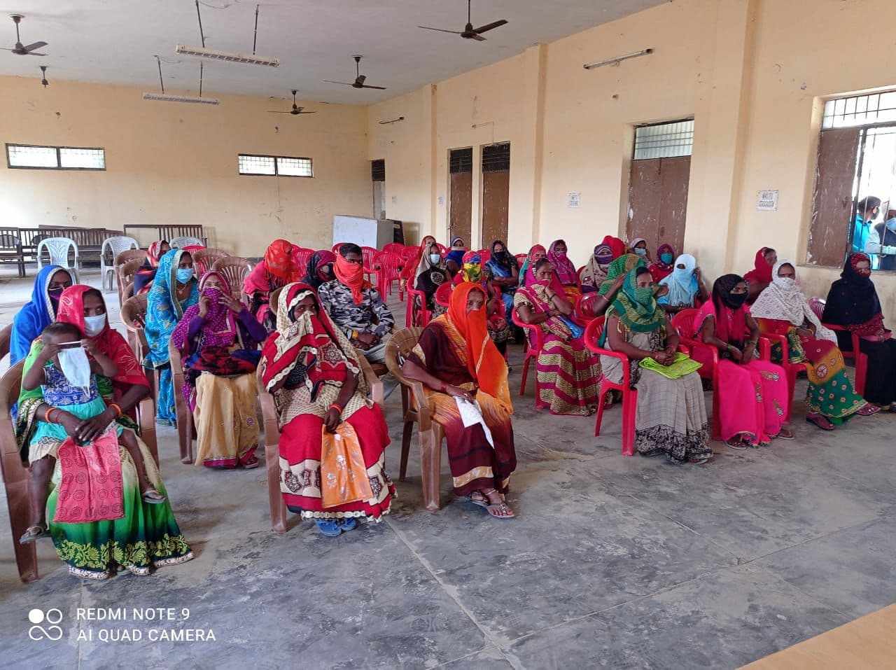 सर्वाधिक पढ़ा जानें वाला जौनपुर का नं. 1 न्यूज पोर्टल गांव में बने सामुदायिक शौचालय हुये समूह की महिलाओं के हवाले| #TejasToday जफराबाद, जौनपुर। सिरकोनी विकास खंड में ग्राम पंचायतों में बने हुए सामुदायिक शौचालय को देख-रेख करने के लिए समूह की महिलाओं को हैंड ओवर कर दिया गया। इस मौके पर खंड विकास अधिकारी राम निहोर सरोज ने कहा कि आप लोग अपने अगल-बगल साफ सफाई का ध्यान रखें। जो भी घर के सदस्य बाहर जा रहे हों, उन्हें बिना मास्क लगाए बाहर न जाने दें। साफ-सफाई रहने से आप अपने परिवार को बीमारियों से बचा सकते हैं। सीडीपीओ मनोज वर्मा ने कहा कि समूह की महिलाओं को कोटेदार से राशन रिसीव करके आंगनवाड़ी महिलाओं के माध्यम से लाभार्थियों को बंटवाना होगा। समूह की महिलाएं हर सेंटर पर जाकर आगनवाड़ी के साथ लाभार्थियों को राशन दिलवाने का काम करेंगी तथा एक अपना रजिस्टर तैयार करेंगी। एडीओ आईएसबी संजीव रतन ने कहा कि हम समूह की महिलाओं को रजिस्टर देंगे जिस पर वह सब कुछ अंकित कर सकें। शौचालय का देख-रेख उनके जिम्मे रहेगा। उसके लिए सरकार की तरफ से उनको मानदेय दिया जाएगा। सरकार की मंशा है कि महिलाओं को स्वरोजगार देकर स्वावलंबी बनाया जाय जिससे वह अपने पैर पर खड़ी हो सके। इस मौके पर खंड विकास अधिकारी राम निहोर सरोज, एडीओ अश्विनी कुमार, संजीव रतन, मनोज वर्मा सहित ग्राम पंचायत अधिकारी ग्राम प्रधान एवं समूह की महिलाएं उपस्थित रहीं।