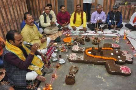 सर्वाधिक पढा जाने वाला जौनपुर का नं. 1 न्यूज पोर्टल श्री कृष्ण रसिया संकीर्तन मंडल ने किया भव्य गोवर्धन पूजा का आयोजन | #TejasToday जौनपुर। पांच दिवसीय दीपोत्सव पर्व के अंतर्गत सोमवार को नगर के श्री कृष्ण रसिया संकीर्तन मंडल द्वारा आयोजित 58वाँ भव्य गोवर्धन पूजा का आयोजन किया गया। शशांक सिंह रानू ने कहा कि मुख्य रूप से भगवान श्री कृष्ण ने भगवान इन्द्र के अहंकार को खत्म कर समस्त ब्रजवासियों को भगवान गोवर्धन महाराज के (गिरिराज पर्वत) पूजन का अवसर प्रदान कर प्रकृति की पूजा करने व प्रकृति का संरक्षण करने का उद्देश्य गोवर्धन की पूजा के माध्यम से समाज को प्रदान किया। इस दिन प्रातःकाल लोग अपने घरों की रसोई में छप्पन प्रकार के व्यंजन बनाकर भगवान श्री गोवर्धन जी को अर्पित करते हैं। श्री गोवर्धन महाराज की गोबर से निर्मित विशाल मूर्ति बनाकर षोडशोपचार पूजन किया जाता है। तत्पश्चात भगवान श्री गोवर्धन महाराज की सात परिक्रमा कर वर्ष भर प्रकृति का सहयोग गृहस्थ जीवन में प्राप्त होता रहे का निवेदन कर गोवर्धन पूजा संपन्न हुई। उक्त कार्यक्रम रसिया संकीर्तन मंडल के संस्थापक स्वर्गीय श्री गजेंद्र सिंह जी के आवास पर उनके पुत्र श्री शशांक सिंह रानू पूर्व अध्यक्ष श्री दुर्गा पूजा महासमिति पूर्व अध्यक्ष जेसीआई जौनपुर पूर्व अध्यक्ष लायंस क्लब क्षितिज वर्तमान अध्यक्ष श्री जगन्नाथ जी रथयात्रा महोत्सव समिति द्वारा संपन्न किया गया। जिसमें प्रमुख रुप से उमेशो नाथ मंदिर के महंत श्री 1008 महाराज श्री महेंद्र दास त्यागी, प्रसिद्ध भागवत कथा व्यास डा. रजनी कांत द्विवेदी के निर्देशन में षोड़शोपचार पूजन संपन्न किया गया। इस अवसर पर डा. जीसी चौबे, डा. गंगाधर शुक्ला, आचार्य पंडित निशाकांत द्विवेदी, अरविंद उपाध्याय, संजय पाठक, विनय बरोदिया, रत्नेश सिंह, शिव शंकर साहू, नीरज उपाध्याय, अपूर्व श्रीवास्तव, किशोर ओझा, विद्या शंकर प्रजापति आदि उपस्थित रहे।