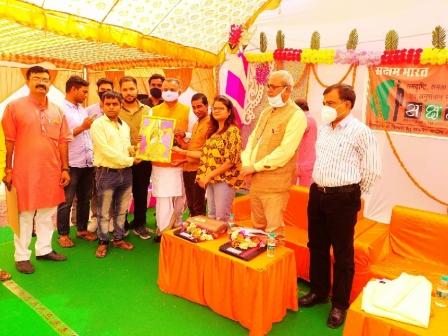 जौनपुर का नं. 1 न्यूज पोर्टल बयालसी कालेज में दिव्यांगों के लिये आयोजित हुई विशाल गोष्ठी | #TEJASTODAY अतुल राय जलालपुर, जौनपुर। बयालसी इण्टर कालेज के मैदान में रविवार के दिन एनजीओ के अन्तर्गत दिव्यांगता पर सक्षम भारत जौनपुर के जिलाध्यक्ष अभय विक्रम सिंह ने एक विशाल गोष्ठी का आयोजन प्रधानाचार्य डाँ. शैलेन्द्र सिंह की अध्यक्षता में किया। कार्यक्रम के मुख्य अतिथि रमेश चन्द्र प्रान्त प्रचारक काशी प्रान्त और विशिष्ट अतिथि डा. आजाद सिंह गौतम, सुबाष चन्द्र रहे। इस मौके पर मुख्य अतिथि ने सूरदास जी की प्रतिमा पर माल्यार्पण करते हुये दीप प्रज्ज्वलित किया जिसके बाद कहा कि कुछ लोग शरीर से दिव्यांग जरूर हैं लेकिन बुद्धमत्ता व विद्वानता में अच्छे अच्छे लोगों को पछाड़ दिए हैं, क्योंकि इन लोगों की बुद्धि अद्भुत होती है। इनको सहानुभूति की नहीं समानभूति की आवश्यकता है। विशिष्ट अतिथि आजाद सिंह गौतम ने कहा कि दिव्यांग लोगों की उपेक्षा न करें, बल्कि उनसे अपेक्षा करें। उन्होंने अष्टावक्र और शबरी का जिक्र करते हुए कहा कि भगवान रूप, रंग या शरीर देखकर नहीं प्रसन्न होते हैं। उनको बुलाने या खुश करने के लिए भाव तथा निश्चल प्रेम की आवश्यकता होती है, इसलिए हम लोगों को भी दिव्यांग जनों से प्रेम करना चाहिए। सक्षम से जुड़ी शिवानी ने बताया कि कोरोना काल में सभी आनलाइन पढ़ाई कर रहे हैं लेकिन जो आँख से अक्षम हैं, उनके लिए बड़ी समस्या है। सक्षम भारत के मीडिया प्रभारी पंकज पाण्डेय को मुख्य अतिथि ने उपहार देकर सम्मानित किया। कार्यक्रम की अध्यक्षता कर रहे डाँ. शैलेन्द्र सिंह ने कहा कि देहदान सबसे बड़ा दान है। इससे आदमी मरने के बाद भी अमर हो जाता है। देहदान करने से हमारे अच्छे एवं उपयोगी अंग किसी के काम आ जाते हैं। इससे बड़ा पुण्य कार्य कुछ भी नहीं है। इसके बाद अतिथियों का आभार ज्ञापित करते हुए कहा कि आपने जो अपना बहुमूल्य समय दिया है, इसके लिए हम सभी आप सबके आभारी है। इस अवसर पर कुलदीप, रामकृपाल सिंह, नगीना सिंह, ओम प्रकाश सिंह, हरिशंकर सिंह, सुदर्शन सिंह, राजेश मिश्र, विशालेन्द्र सिंह, ज्ञानू सिंह, रणविजय सिंह, शिवाजी सहित सैकड़ों लोग सोशल डिस्टेंसिंग के साथ मौजूद रहे। कार्यक्रम का संचालन मीडिया प्रभारी पंकज पाण्डेय ने किया।