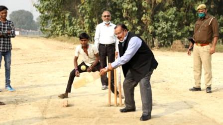 सर्वाधिक पढ़ा जाने वाले जौनपुर का नं. 1 न्यूज पोर्टल जिलाधिकारी ने बच्चों के साथ खेला क्रिकेट | #TEJASTODAY जौनपुर। जिलाधिकारी दिनेश कुमार सिंह ने विकासखंड सिरकोनी के हौज में बने तालाब तथा प्राथमिक विद्यालय हौज में बने मनरेगा पार्क का निरीक्षण किया। साथ ही बच्चों के साथ किक्रेट खेला। निरीक्षण के दौरान अच्छा कार्य कराये जाने पर खंड विकास अधिकारी सिरकोनी राम निहोर सरोज की प्रशांसा किया। कहा कि शेष कार्य शीघ्र पूर्ण करा लें। जिलाधिकारी ने कहा कि तालाब के चारों तरफ पाथ-वे बनाएं तथा उस पर इंटरलॉकिंग तथा बैठने के लिए बेंच लगवाये। पार्क में चारों तरफ गेंदे के फूल लगाएं। प्राथमिक विद्यालय हौज के मनरेगा पार्क में बैडमिंटन कोट, योगास्थल, बेवी पार्क बनकर तैयार है। गांव वालों की टीम बनाकर यहां खेल प्रतियोगिता कराएं। जिलाधिकारी ने तालाब के पास बने मंदिर का जीर्णोद्धार कराने के निर्देश विकासखंड अधिकारी को दिया। कहा कि पास के मैदान पर बच्चों के खेलने के लिए व्यवस्था की जाए। जिलाधिकारी ने क्रिकेट खेल रहे बच्चों की मांग पर क्रीड़ा अधिकारी को बच्चों के लिए क्रिकेट बैट, स्टम्पस, वालीबाल उपलब्ध कराने के निर्देश दिये। उन्होंने बच्चों के साथ एक ओवर क्रिकेट भी खेला।