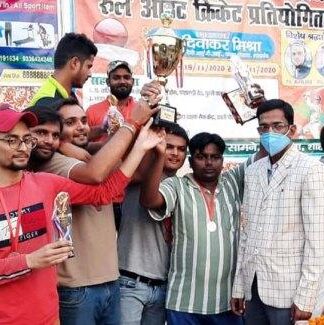 सर्वाधिक पढा जानें वाला जौनपुर का नं. न्यूज पोर्टल कांटे की टक्कर में सील्ड एलेवन ने खिताब पर किया कब्जा | TEJASTODAY डा. तारिक ने विजेता एवं उप विजेता को ट्राफी देकर किया सम्मानित चंंदन अग्रहरि शाहगंज, जौनपुर। पीके स्पोर्टिंग क्लब द्वारा आयोजित दो दिवसीय क्रिकेट प्रतियोगिता में फाइनल मैच के आखिरी दिन सील्ड एलेवन और पीके स्पोर्टिंग क्लब के बीच हुई कांटे की टक्कर में आखिरकार सील्ड एलेवन खिताब पर कब्जा जमाने मे कामयाब रही। टास के बाद पहले बल्लेबाजी करते हुए पीके स्पोर्टिंग ने 57 का लक्ष्य दिया जिसे दूसरे पाली में खेलते हुए सील्ड एलेवन के खिलाड़ियों 11 ओवर में 5 विकेट के नुकसान पर लक्ष्य को भेदते हुए जीत हासिल कर खिताब पर कब्जा कर लिया। फाइनल मैच के मुख्य अतिथि समाजसेवी डा. तारिक शेख ने विजेता टीम के कप्तान विनायक गुप्ता, उप विजेता टीम के कप्तान राकेश प्रजापति सहित अन्य खिलाड़ियों को ट्राफी और उपहार देकर सम्मानित किया। वहीं बेस्ट बालर का ट्राफी नेहाल मौर्या एवं बेस्ट बल्लेबाजी का ट्राफी विकास कुमार को प्रदान किया गया। इस अवसर पर रजनीश, मो. अय्यूब, मिनहाज इराकी, शोएब इदरीसी, अजीम, रवि दुबे, उजैर अंसारी, सैफ अंसारी सहित भारी संख्या में क्रिकेट प्रेमी मौजूद रहे।