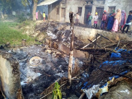 सर्वाधिक पढ़ा जानें वाला जौनपुर का नं. 1 न्यूज पोर्टल रिहायशी मड़हे में आग लगने से हजारों का सामान स्वाहा | #TejasToday धर्मापुर, जौनपुर। जफराबाद थाना क्षेत्र के एक गांव में बीती देर रात में अज्ञात कारणों से एक रिहायशी मड़हे में आग लग गयी जिससे मड़हे में रखा हजारों रूपये का सामान जलकर राख हो गया। जानकारी के अनुसार जफराबाद थाना क्षेत्र के सुल्तानपुर गांव में बीती देर रात में शिवशंकर निषाद के रिहायशी मड़हे में अज्ञात कारणों से आग लग गई। बताया जाता है कि आग लगने के दौरान इसी मड़हे में शिवशंकर अपनी पत्नी व दो बच्चों के साथ सोया हुआ था। आग लगने की जानकारी होते ही सभी बाहर भागकर अपनी जान बचायी। आग की लपटें इतनी तेज थीं कि जब तक लोग आग पर काबू पाने के लिए प्रयास करते तब तक कुछ ही मिनट में पूरा मड़हा जलकर राख हो गया। पीड़ित के अनुसार मड़हे में रखा 3 कुंतल गेंहू, 70 किलो चावल, लकड़ी की तख्त, बिस्तर व बक्से में रखे कपड़े सहित 8 हजार रुपये नगदी स्वाहा हो गये।