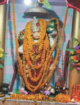 सर्वाधिक पढा जानें वाला जौनपुर का नं. 1 न्यूज पोर्टल श्री मां शारदा शक्तिपीठ में धूमधाम से मनायी गयी हनुमान जयंती | #TEJASTODAY जौनपुर। हनुमान जयंती पर श्री माँ शारदा शक्तिपीठ (मैहर देवी) के प्रांगण में स्थित जौनपुर प्राचीनतम् हनुमान मंदिरों में से एक में प्रातःकाल से हनुमान जी का श्रृंगार पूजन किया गया जिसके बाद सुन्दर काण्ड का आयोजन हुआ। संकट मोचन प्रभु श्री हनुमान जी की कृपा व संकट से मुक्ति पाने हेतु भक्तजनों का तांता लगा रहा। दर्शन-पूजन के बाद भक्तों ने महाप्रसाद भी ग्रहण किया। इस मौके पर महन्त सूर्य प्रकाश जायसवाल ने कहा कि हिन्दू मान्यताओं के अनुसार नरक चतुर्दशी दीपावली से एक दिन पहले छोटी दीपावली को मनाई जाती है। इस दिन हनुमान जी की जयंती मनाए जाने की परंपरा है। वैसे तो बजरंग बली की जयन्ती की कोई सुनिश्चित तिथि के बारे में कहीं उल्लेख नहीं है। इसी वजह से श्रीराम भक्त हनुमान की जयंती साल में दो बार मनाई जाती है। पहली तिथि चैत्र मास की पूर्णिमा और दूसरी तिथि कार्तिक मास के कृष्ण पक्ष की चतुर्दशी को मनाई जाती है। हनुमान जी को प्रसन्न करने के लिए छोटी दीपावली का अवसर बहुत खास व शुभ माना जाता है। इस अवसर पर तमाम लोगों की उपस्थिति रही।