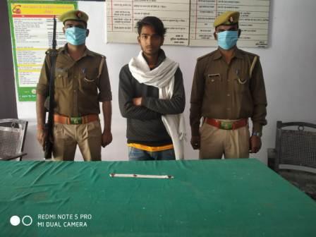 सर्वाधिक पढ़ा जानें वाला जौनपुर का नं. 1 न्यूज पोर्टल चाकू के साथ गिरफ्तार, भेजा गया जेल | #TEJASTODAY महाराजगंज, जौनपुर (टीटीएन) 11 नवम्बर। पुलिस अधीक्षक व क्षेत्राधिकारी बदलापुर अपराध एवं अपराधियों के विरूद्ध द्वारा चलाये गये अभियान के तहत एक अवैध चापड़ के साथ युवक को गिरफ्तार कर लिया गया। थानाध्यक्ष विजय प्रताप सिंह के अनुसार लोहरियांव नहर पुलिया के समीप अनुराग शर्मा 20 वर्ष निवासी मेडहा थाना लालगंज जनपद मिर्जापुर को एक अवैध चापड़ के साथ गिरफ्तार कर लिया गया। गिरफ्तार करने वाली टीम में आरक्षी वीरेंद्र यादव, आरक्षी अमित यादव सहित अन्य आरक्षी शामिल रहे।