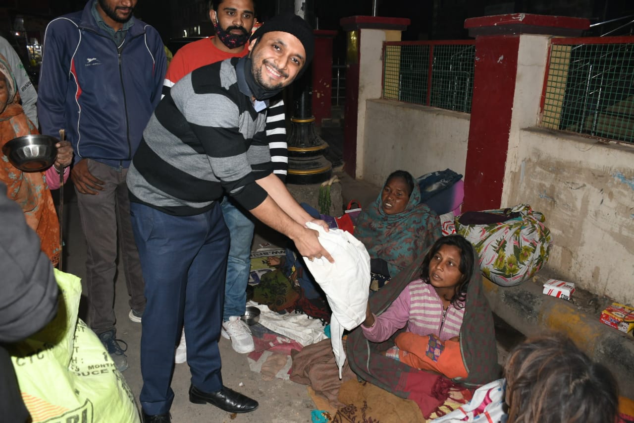 काशी के समाज सेवियों ने जरूरतमंदों में वितरण किया गर्म वस्त्र | #TejasToday