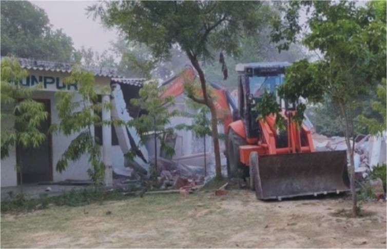 Jaunpur News: Bulldozer roared on SP leader Jitendra Yadav's school, created a stir