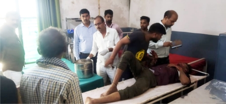 Jaunpur News : अनियंत्रित बाइक गड्ढे में गिरी, चालक घायल
