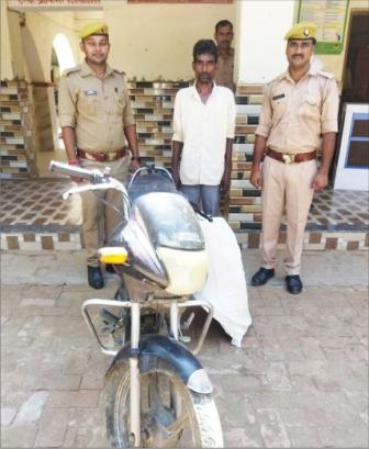 Jaunpur News : सुजानगंज पुलिस ने चोरी की मोटरसाइकिल सहित उपकरण के साथ एक को दबोचा