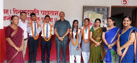 Jaunpur News : सम्मानित किये गये मेधावी बच्चे