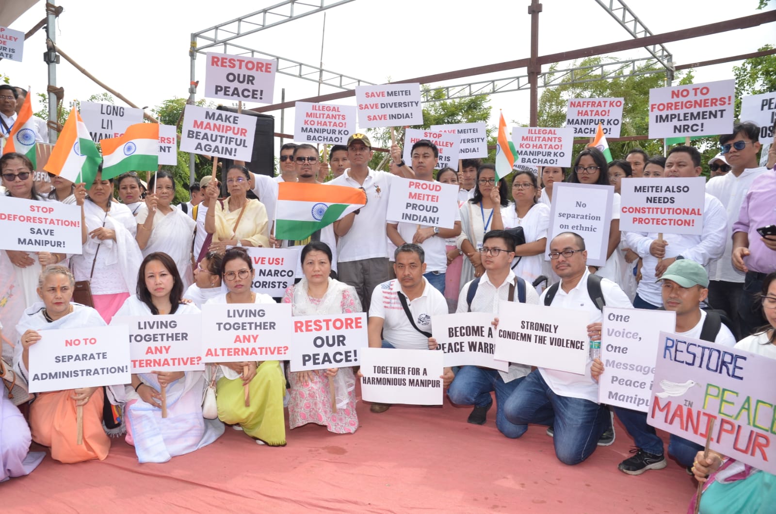 मणिपुर की अखंडता को बचाने के लिए 17 जून को एक शांतिपूर्ण विरोध प्रदर्शन आयोजित किया गया था आज़ाद मैदान, मुंबई, दोपहर 3 से 6 बजे तक। द्वारा संयुक्त रूप से विरोध प्रदर्शन का आयोजन किया गया विश्व मीटई परिषद (डब्ल्यूएमसी), महाराष्ट्र इकाई, मणिपुरी (मीतेई) एसोसिएशन (एमएमए), नवी मुंबई, मुंबई मणिपुरी सॉलिडेरिटी ग्रुप, एसोसिएशन ऑफ मणिपुरी डायस्पोरा (एएमएएनडी), पुणे और द मुंबई पीसफुल विरोध समूह. समूहों ने सम्मान और प्रार्थना करने के लिए एक मिनट का मौन रखा उन लोगों के लिए जिन्होंने अपनी जान गंवाई है. हिंसा के पैंतालीस दिनों के बाद भी प्रधानमंत्री चुप हैं और चुप हैं समझौते या सुलह के लिए कोई अपील नहीं की। 100 से अधिक लोग अपनी जान गंवा चुके हैं और 60,000 लोग विस्थापित हो चुके हैं पुनर्वास केंद्रों में शरण वहीं भारी गोलीबारी की खबरें अभी भी आ रही हैं हर दिन। लोग इस युद्ध की स्थिति में कई सुरक्षा के साथ रह रहे हैं मणिपुर के कई इलाकों में सेनाएं, भीड़ का जमावड़ा और झड़पें। सभी हिस्सों से विभिन्न समुदायों और धर्मों के लगभग 500 लोग मुंबई, नवी मुंबई, ठाणे, रायगढ़ और पुणे के लोग विरोध करने पहुंचे मणिपुर में हिंसा और शांति बहाली की मांग। गहरी चिंता के साथ मणिपुर में चल रही हिंसा पर, जिसमें कई लोगों की जान ले ली गई है गांवों को नष्ट कर दिया गया, मणिपुरी समूहों ने तत्काल कार्रवाई की मांग की केंद्र और राज्य सरकार. "कोई अलग प्रशासन नहीं", "हम शांति चाहते हैं", "मोदीजी हमारी मदद करें", "स्टॉप हिल- वैली डिवाइड'', ''मेइतेई को भी संस्थागत संरक्षण की जरूरत है'', ''मेइतेई लाइव्स मामला'', ''वनों की कटाई रोकें-मणिपुर बचाएं'', ''मणिपुर एक है और रहेगा।'' एक रहो'', ''मणिपुर में शांति और सुंदरता बहाल करो'' के नारे थे विरोध करना। यह विरोध शांति और एकता का आह्वान था और इसके ख़िलाफ़ एक रैली थी ऐसी कोई भी ताकत जो इस भव्य की सांस्कृतिक विरासत और पहचान को खतरे में डालती है भूमि। लोगों की आवाजें मुंबई की सड़कों पर गूंजीं, मणिपुर के लिए न्याय और सुरक्षा की मांग। विरोध प्रदर्शन के सभी सात वक्ताओं ने शांति और कार्रवाई की मांग की सरकार। नबकिशोर सिंघा युमनाम, डब्ल्यूएमसी के प्रवक्ता, लिन लैशराम, एक मनोरंजन कलाकार और रॉबर्ट नाओरेम, प्रसिद्ध हथकरघा उद्यमी ने हिंसा रोकने के लिए तत्काल कार्रवाई की अपील की। नरेशचंद्र लैशराम, मेलोडी क्षेत्रीमयूम, रोहन फिलम, और खीरसाना युमलेम ने हिंसा और लोगों को गुमराह करने का विरोध किया ग़लत जानकारी, धर्म और एकतरफ़ा कहानियाँ। वक्ताओं ने इस बात पर जोर दिया कि हिंसा न तो हिंदू-ईसाई और न ही आदिवासी-गैर आदिवासी की लड़ाई है। “सरकार चुप क्यों है? लोग एक दूसरे को मार रहे हैं. मासूम जिंदगियां हैं मारे गए। घर जला दिए गए. यह हृदय विदारक है कि सरकार 45 दिनों से चुप है। यह स्वीकार्य नहीं है” लिन लैशराम ने बताया। “मणिपुरवासी भारत के नागरिक हैं, हमें उपेक्षित नहीं किया जाना चाहिए। हम सब के पास है उतना ही अधिकार जितना भारत में हर किसी को है। सरकार को शांति बहाल करनी चाहिए. राज्य में एक महीने से अधिक समय से इंटरनेट बंद है। बच्चे जी रहे हैं बिना शिक्षा के. भोजन और वस्तुओं की कीमत में वृद्धि हुई है. लोग हैं कष्ट। मेरी मांग है कि कोई अलग प्रशासन न हो, हमारा राज्य न हो टूटा हुआ”, रॉबर्ट नाओरेम ने मांग की। गुजरात दंगा तीन दिन में रोक दिया गया. मणिपुर में हिंसा जारी है चालीस से अधिक दिनों तक. क्या हम सबके मारे जाने का इंतज़ार कर रहे हैं? क्या है सरकार की मंशा? क्या हम विदेशी हैं? क्या हम भारत के नागरिक नहीं हैं? मणिपुर एक छोटा सा राज्य है लेकिन इसने कई अंतरराष्ट्रीय प्रतियोगिताओं में भारत का प्रतिनिधित्व किया है खेल और कला मंच। कृपया हमारे जीवन और घरों को बचाएं”, अनुरोध किया प्रदर्शनकारी. विरोध प्रदर्शन समर्थक कार्रवाई की जोरदार मांग के साथ संपन्न हुआ